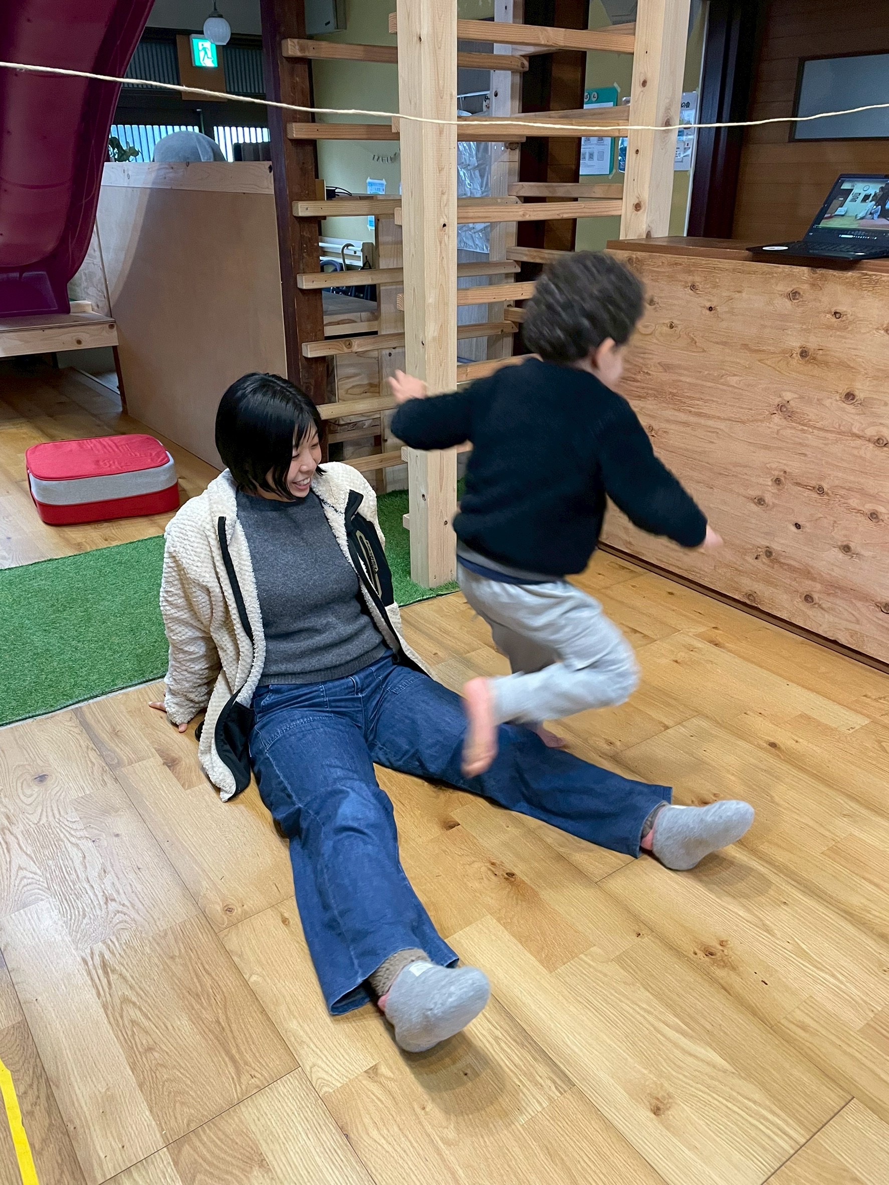 僕のジャンプなら簡単だよ！！大声で言いながら見事成功する様子。