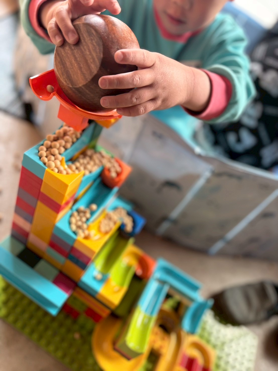 手先を使って、大豆の感触を楽しみながらLEGO遊びをする様子。