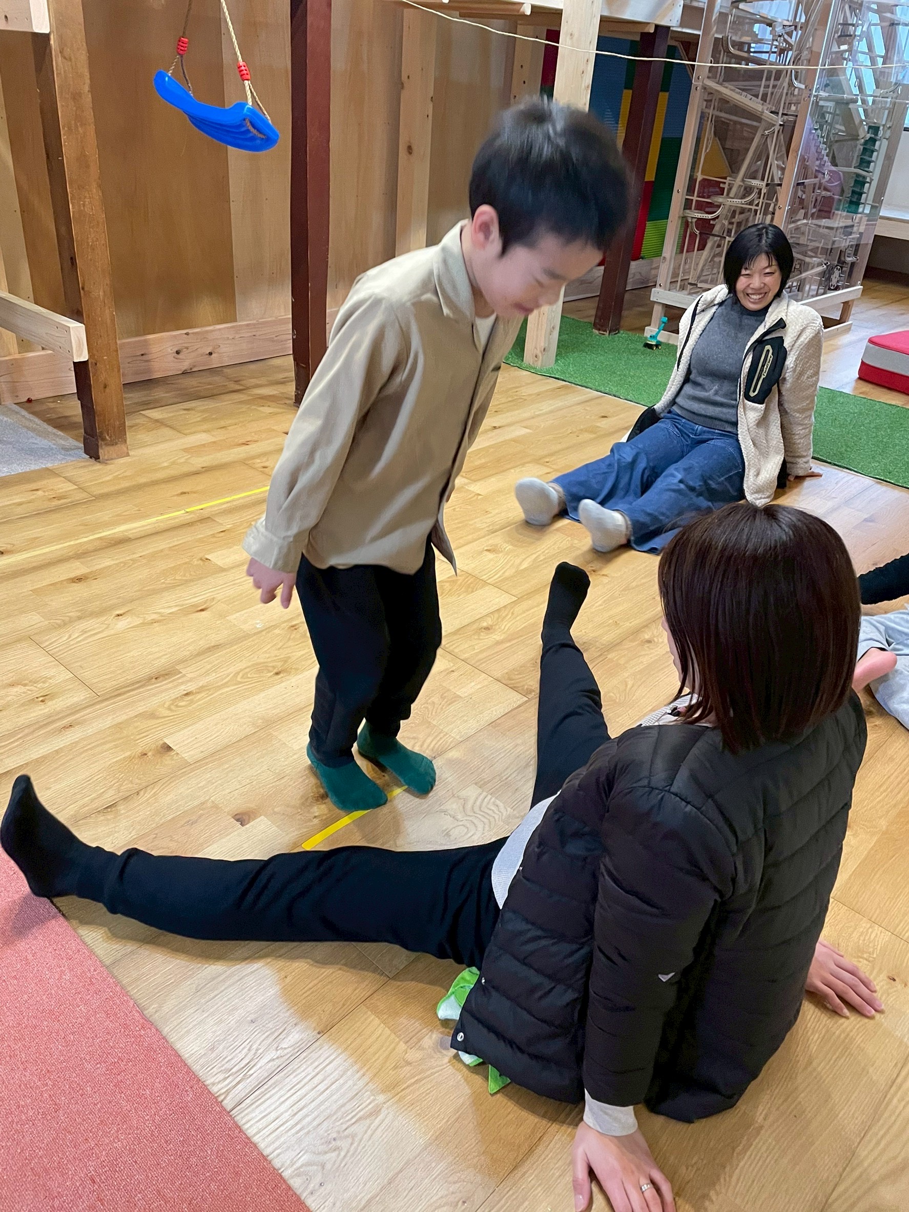 「ボディーイメージ、構築中。」

足元を直接見なくても、スタッフとの距離を感じてぶつからずに着地。自分の体格を把握し始めた成長の1枚。