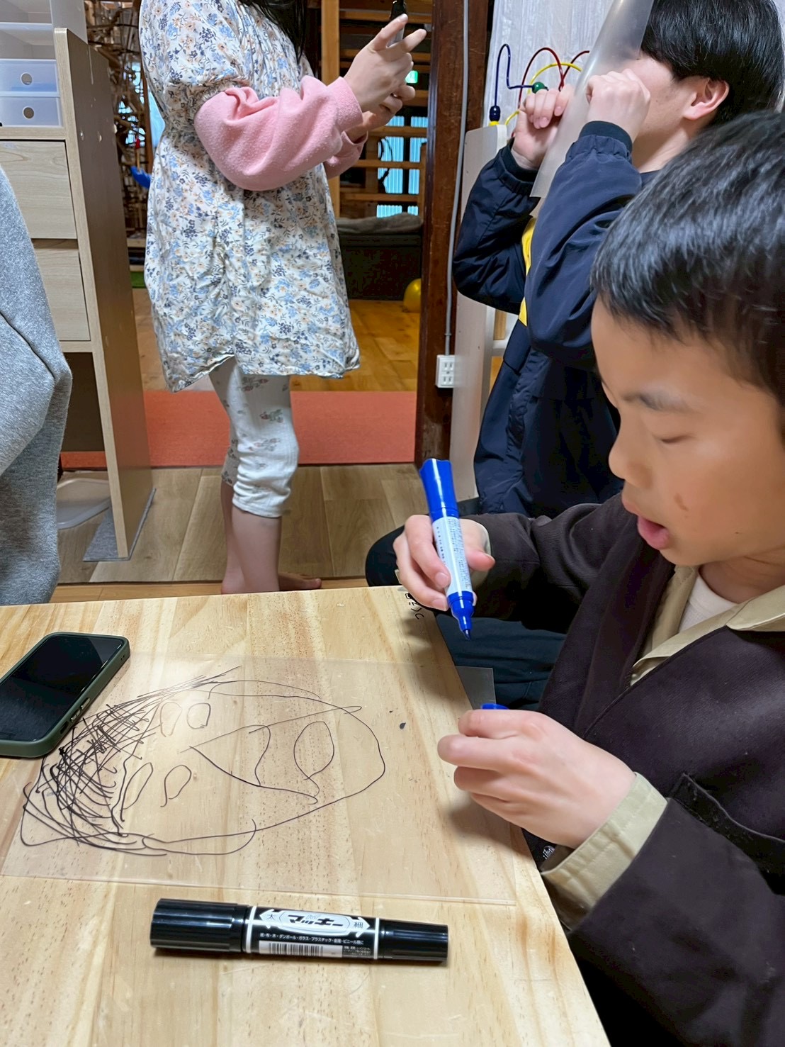 「クリアだからこその、重ね技。」
ファイルの表や裏から色を塗り、色の重なりや透明感を楽しむ、クリアファイルアートならではの技法。