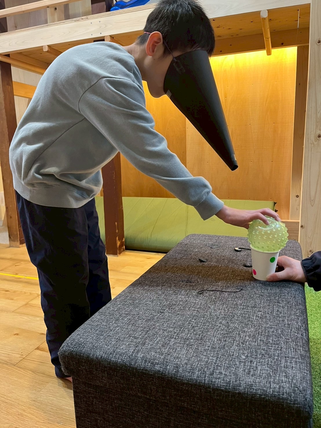 「外野からのナビゲーション・チーム。」

周囲で「もっと前！」「そこだ！」と身を乗り出してアドバイスを送るお友達の様子。一人ではなく、チームでミッションに挑んでいる一体感。