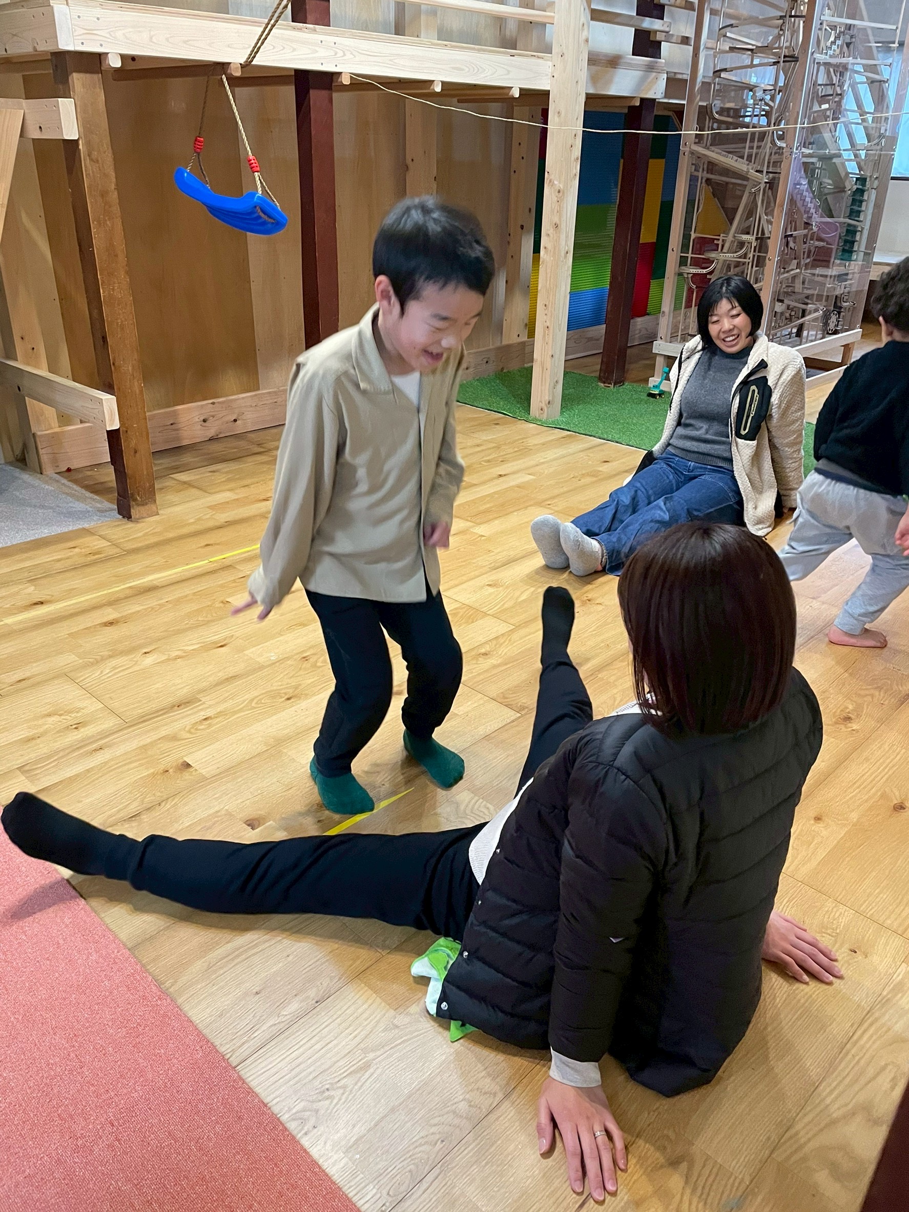 「あ！踏んじゃいそう！😂」

間違えそうになって慌ててお互いに笑い合う、スタッフとお子様のアイコンタクト。