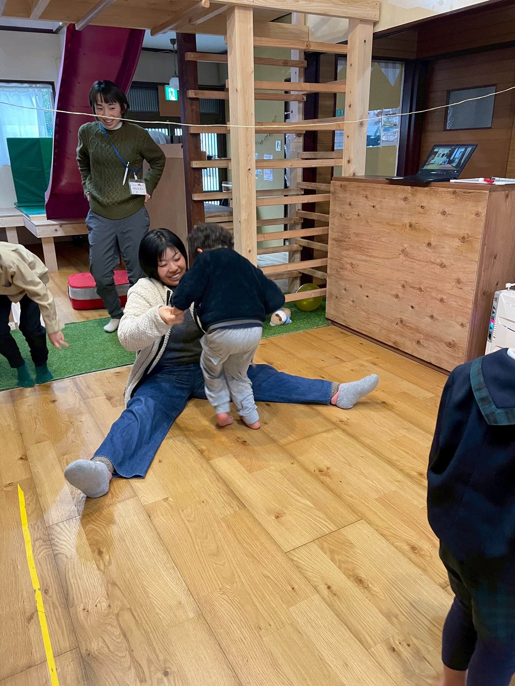 「脳が『おっと！』と叫ぶ瞬間。」

ついつい同じ動きをしそうになり、空中で慌てて足を切り替える。脳の「抑制機能」がフル稼働している様子。