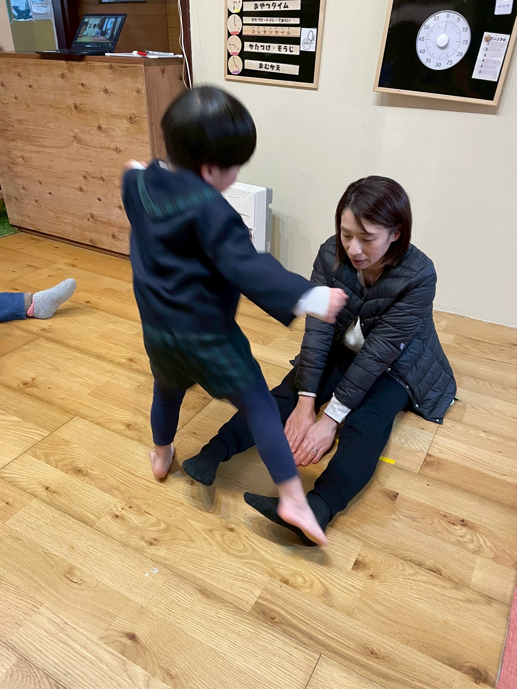 「当たらないように、大きくパッ！」

スタッフの閉じた足を避けて、大きく「パー」で外側へ。空中での姿勢制御が光る躍動感のあるショット。