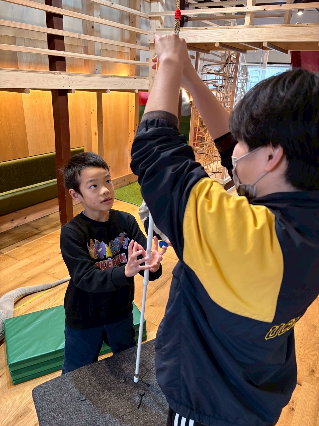 「重力との真剣勝負、開始！」

スタッフの手が離れ、芯がスルスルと滑り落ち始めた「動」の瞬間を捉えたショット。