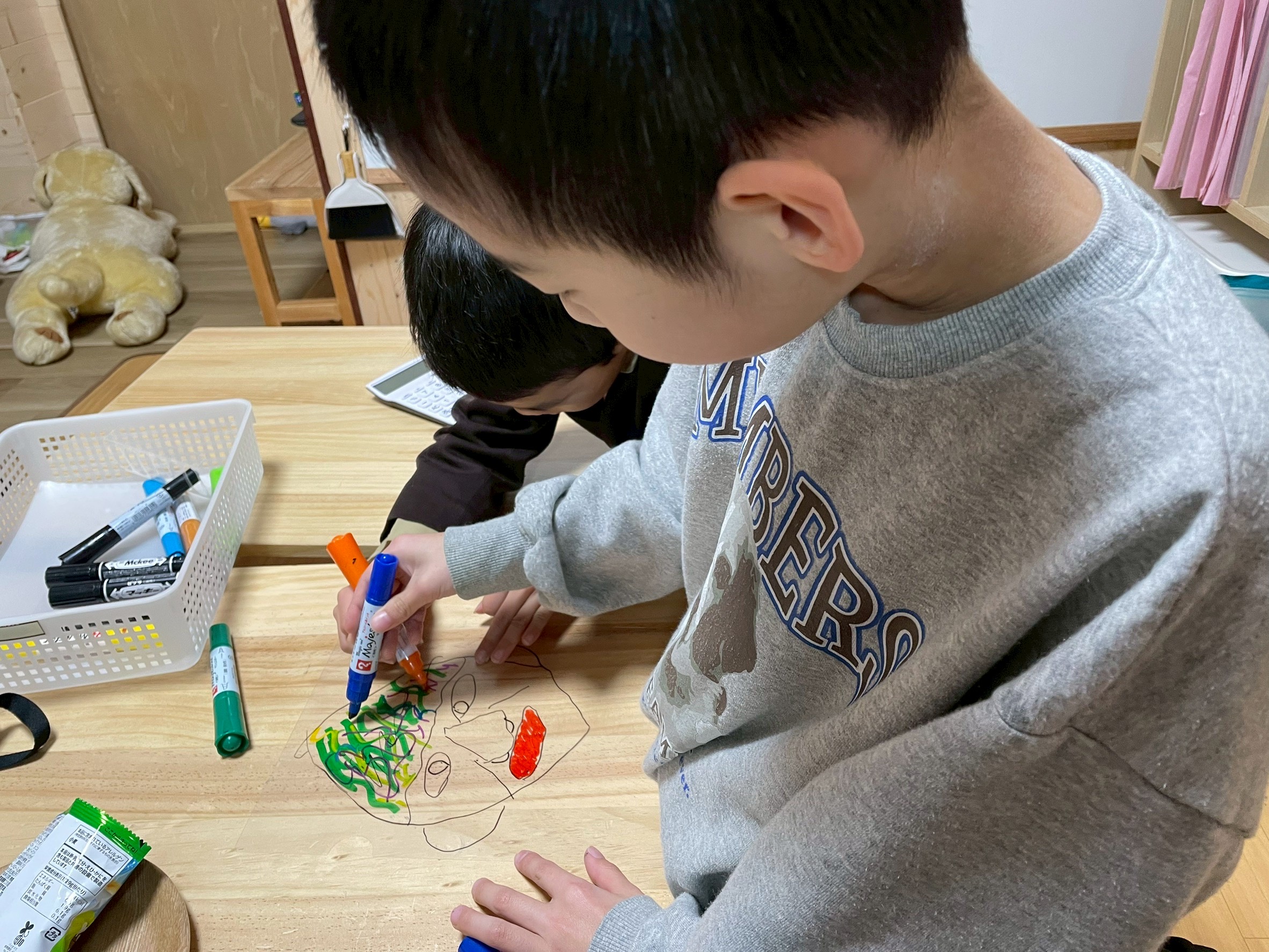 「情熱の赤、炸裂！」
「これが僕だ！」と言わんばかりに、力強いストロークで赤を塗り重ねるダイナミックな創作