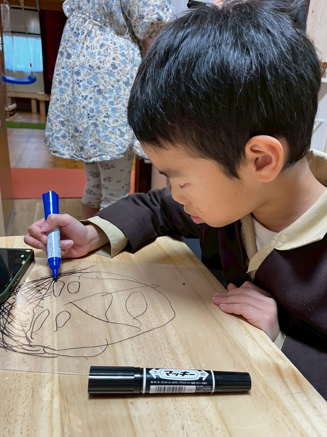 「虹色の瞳、グラデーションのこだわり。」
複数の色を丁寧に使い分け、自分の中に眠る「綺麗」を表現しようとする繊細な作業シーン。