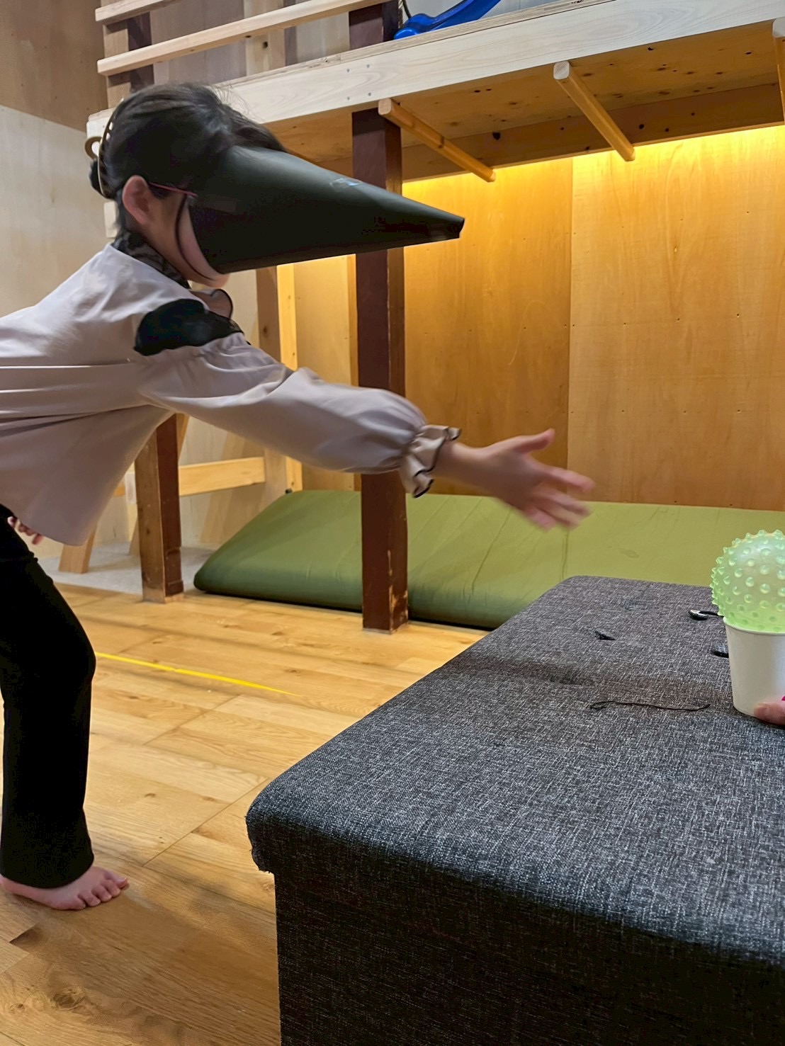 「視界、極限までロックオン。」

筒を覗き込み、眉間にしわを寄せて一点を見つめるお子様の横顔。普段の遊びでは見られない「超集中モード」の表情。