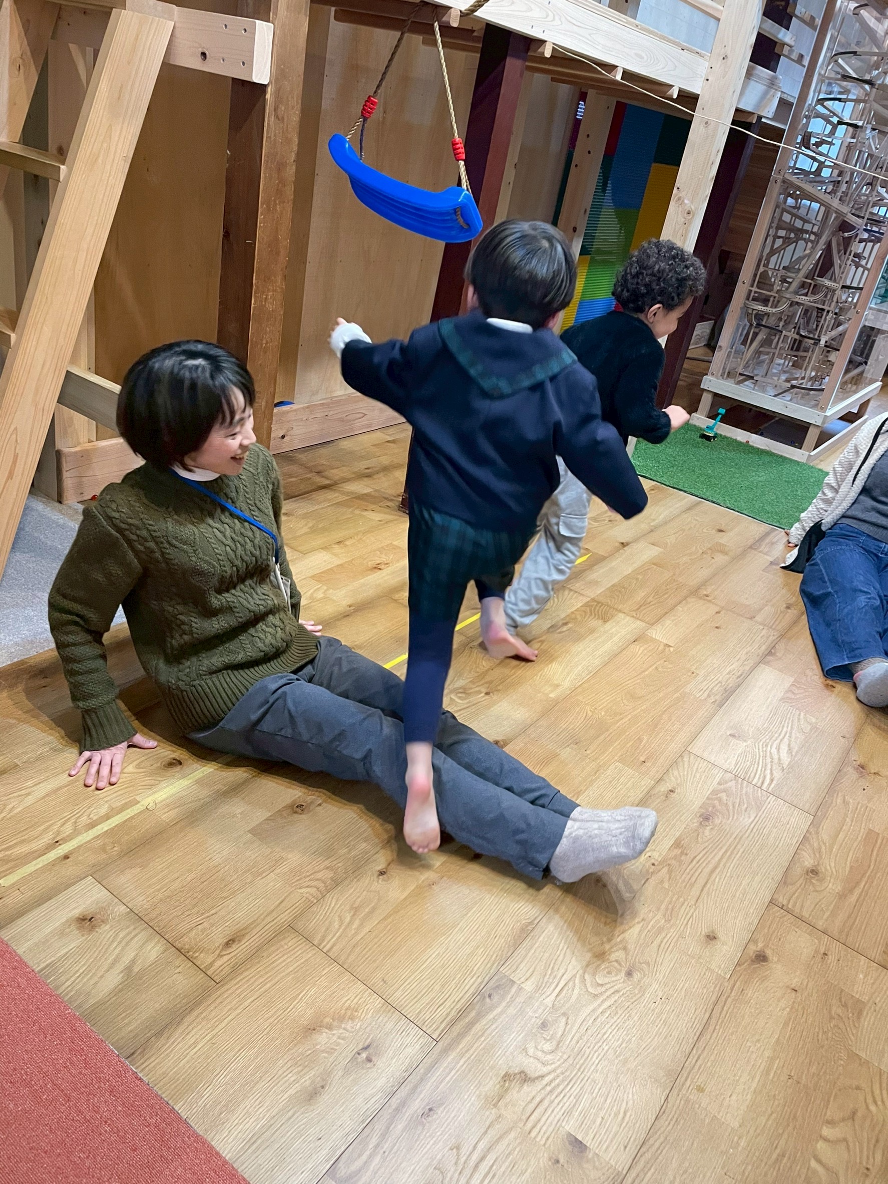 最後はスタッフの足の上をジャンプして乗り越える瞬間。