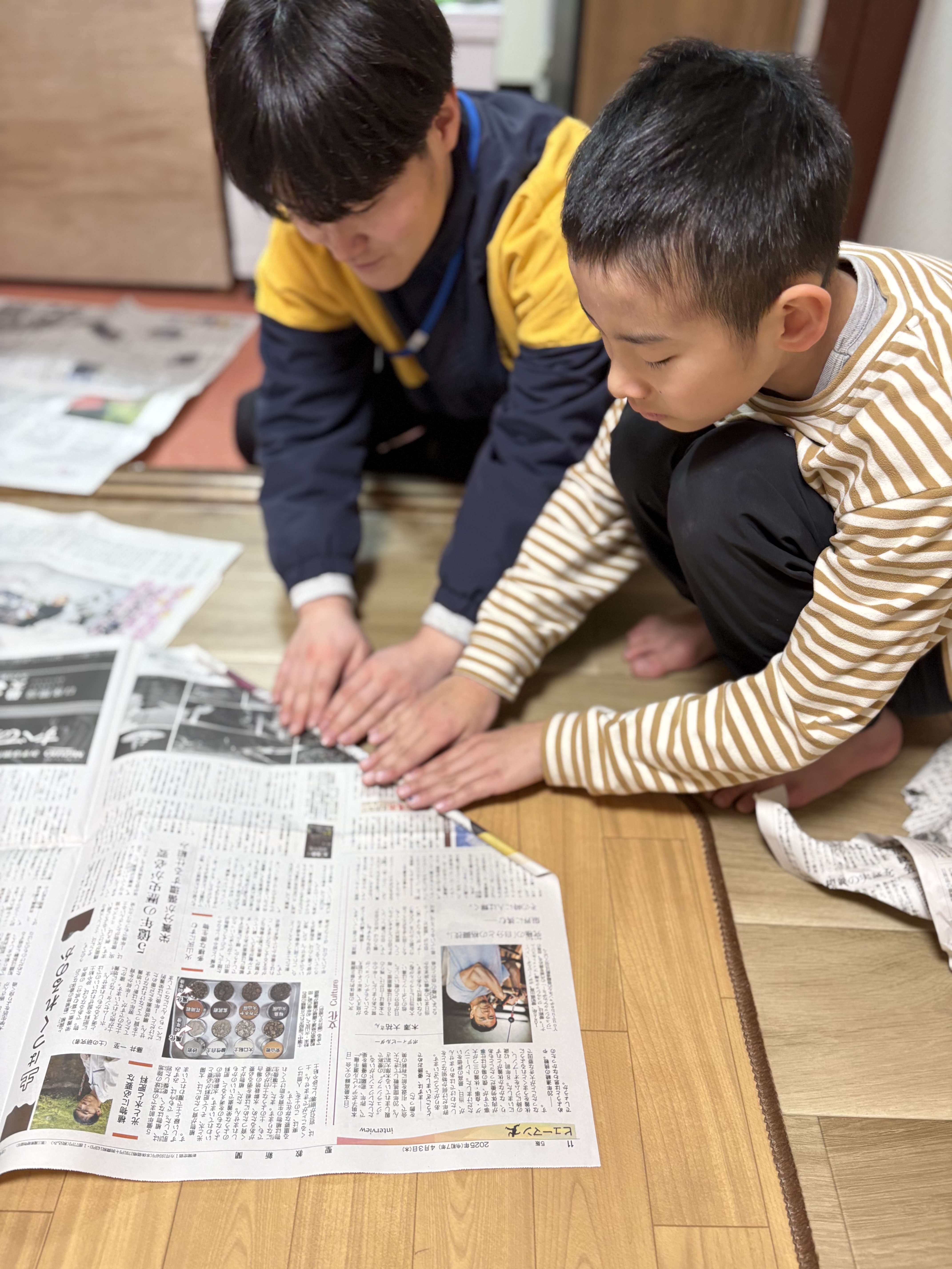「新技術の習得に全集中。」
 鉛筆を使って、これまでにない細さと硬さを生み出そうとする、真剣な職人の手元。