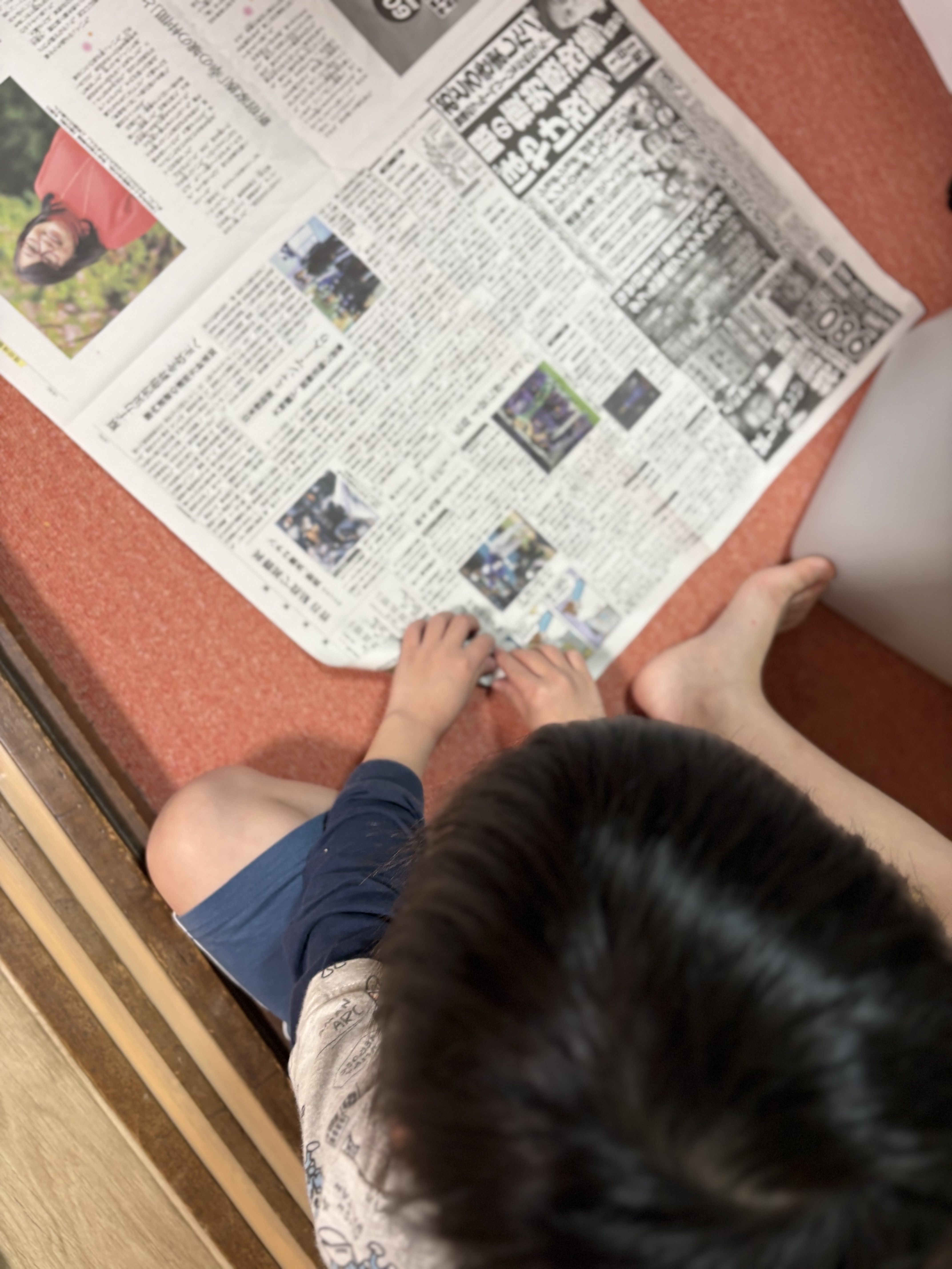 新聞紙を丸めて、金棒を作り始める様子。