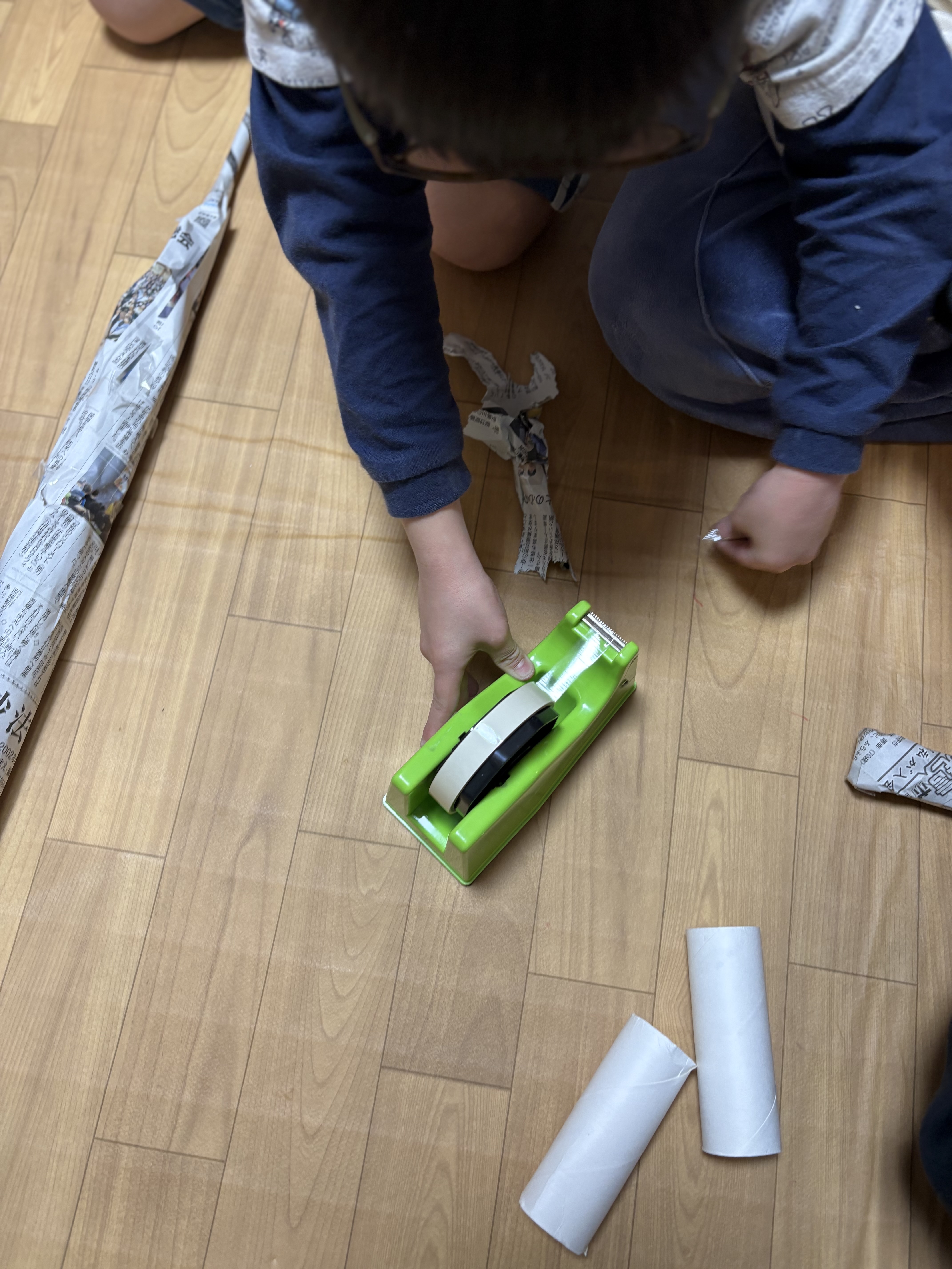 「微細運動のシンフォニー。」
 ちぎる、ひねる、テープを切る。指先をフル稼働させて、理想の形へ近づけていく集中力のカット。