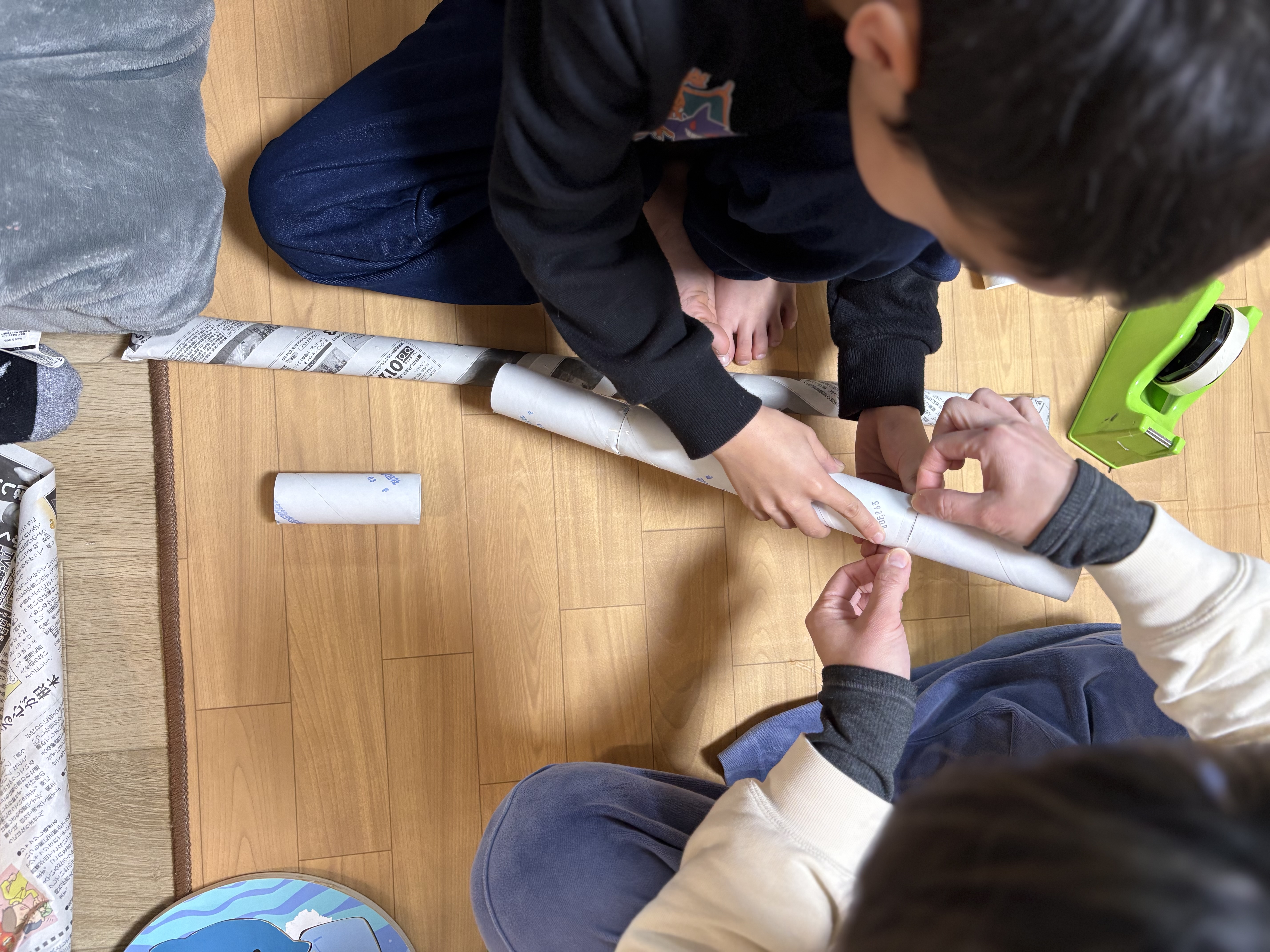 「師弟のコミュニケーション。」
「もっとここを強く巻いてごらん」と、スタッフと対話しながらクオリティを上げる共同作業。