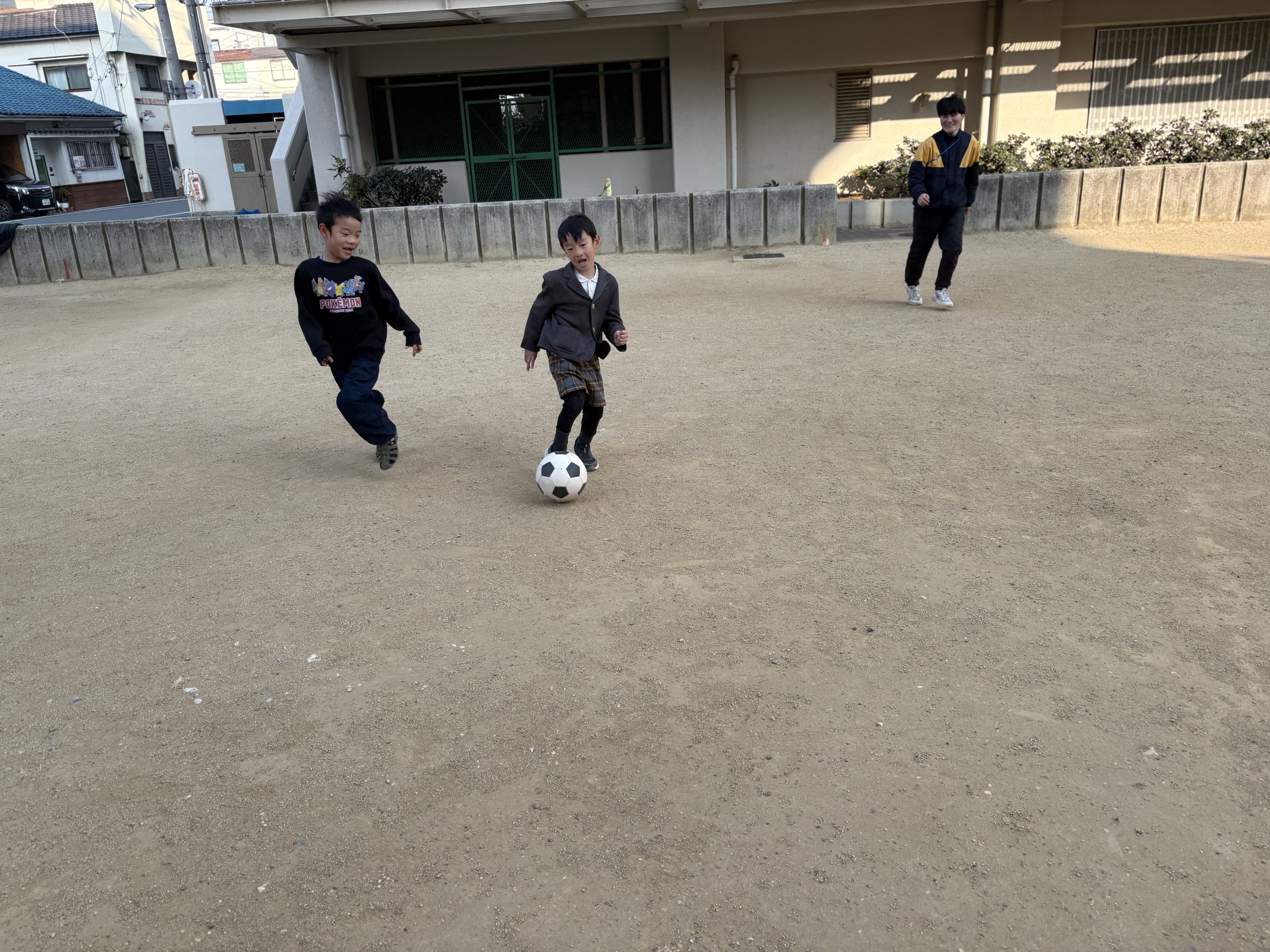 「スタッフも本気、子どもも本気！」子どもたちの熱量に負けじと、笑顔で一緒に泥だらけになってボールを追いかけるスタッフの躍動感。