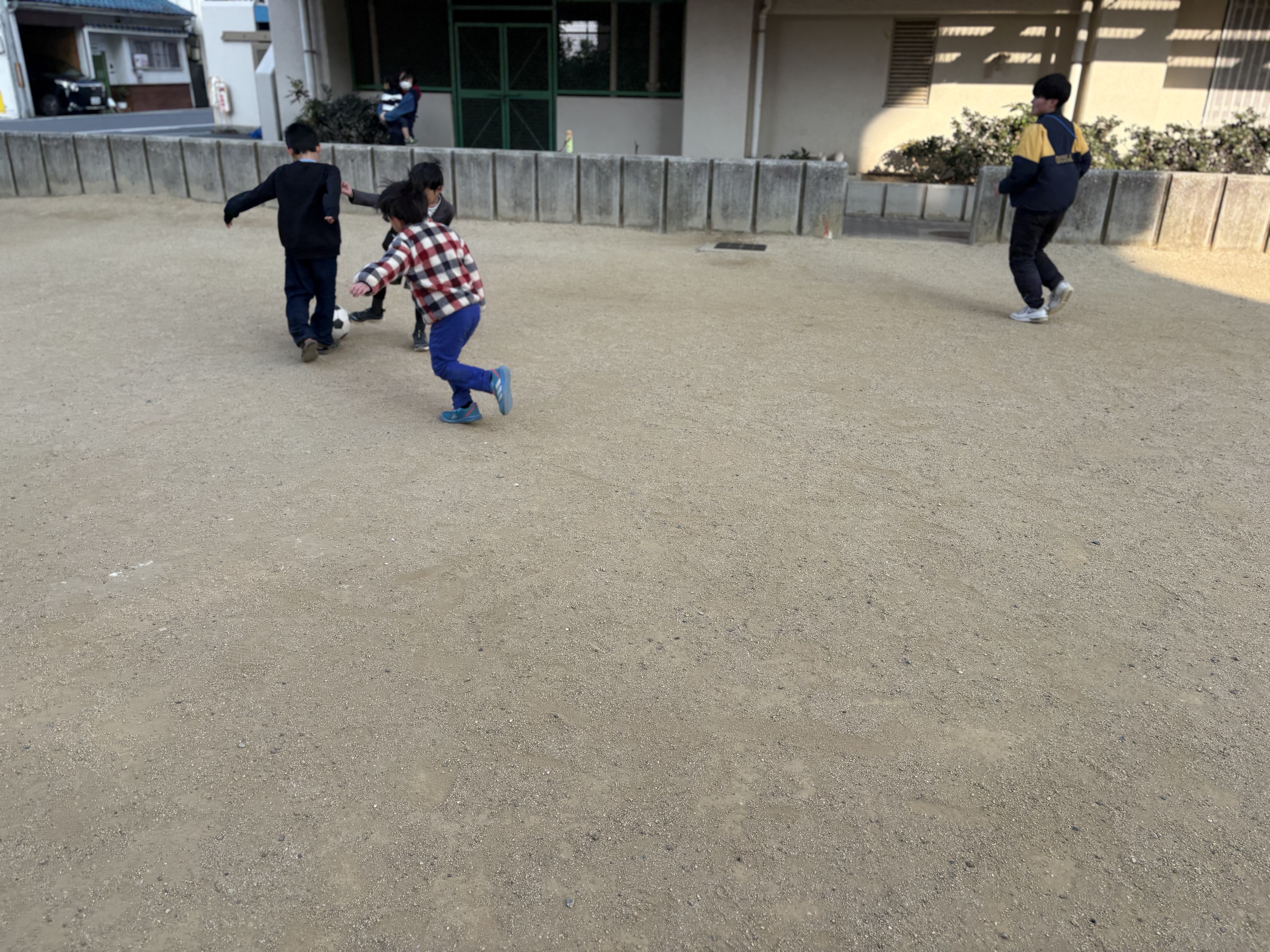 「レジリエンスが光る瞬間。」
転んでも、視線はボールから外さない。芝生に手をつきながら、すぐに次の一歩を踏み出そうとする逞しい姿。