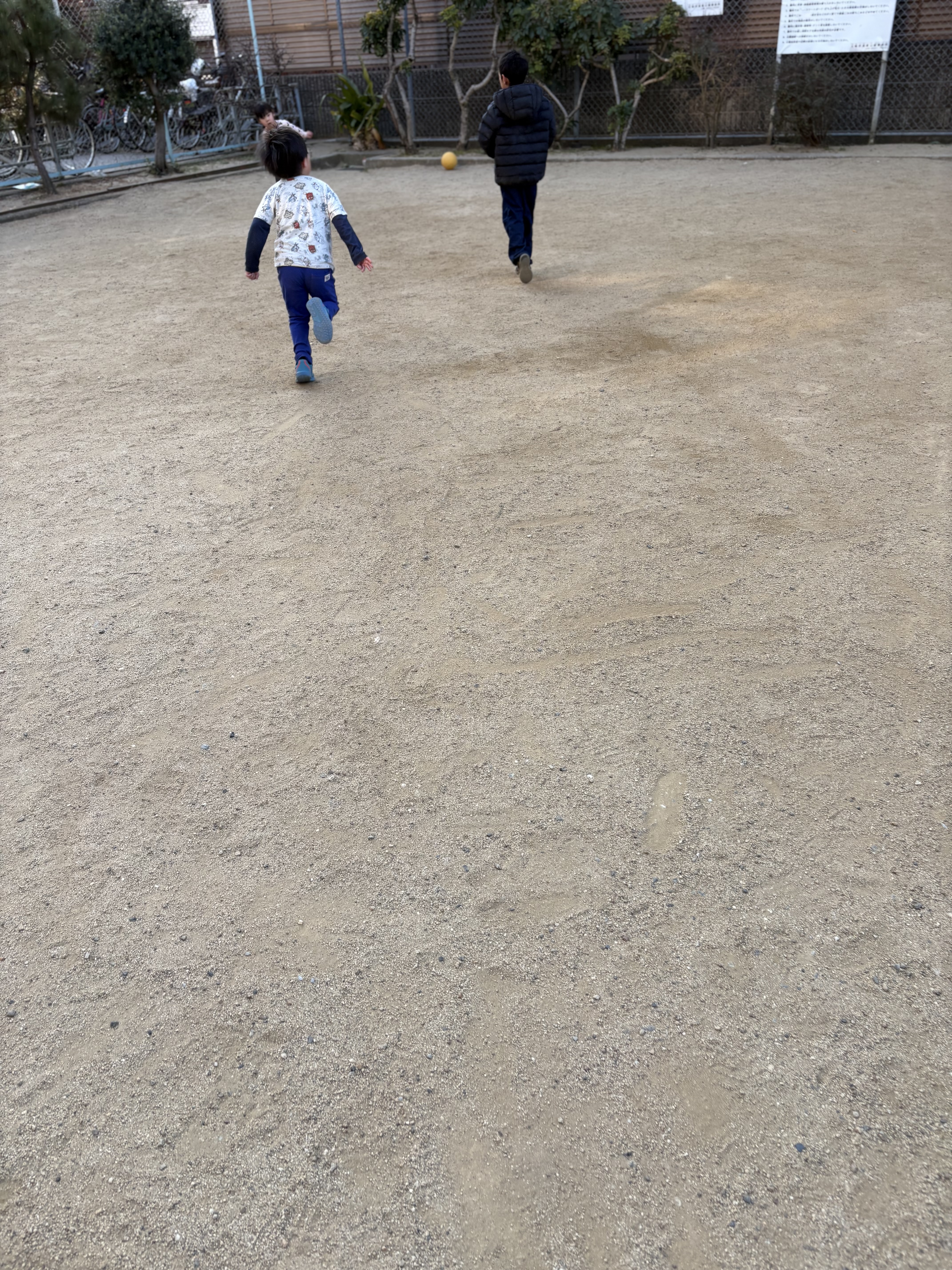 「本気の証、泥だらけの靴。」
砂埃と泥で真っ白になった靴のアップ。これこそが、今日を全力で生きた誇り高き「勲章」です。