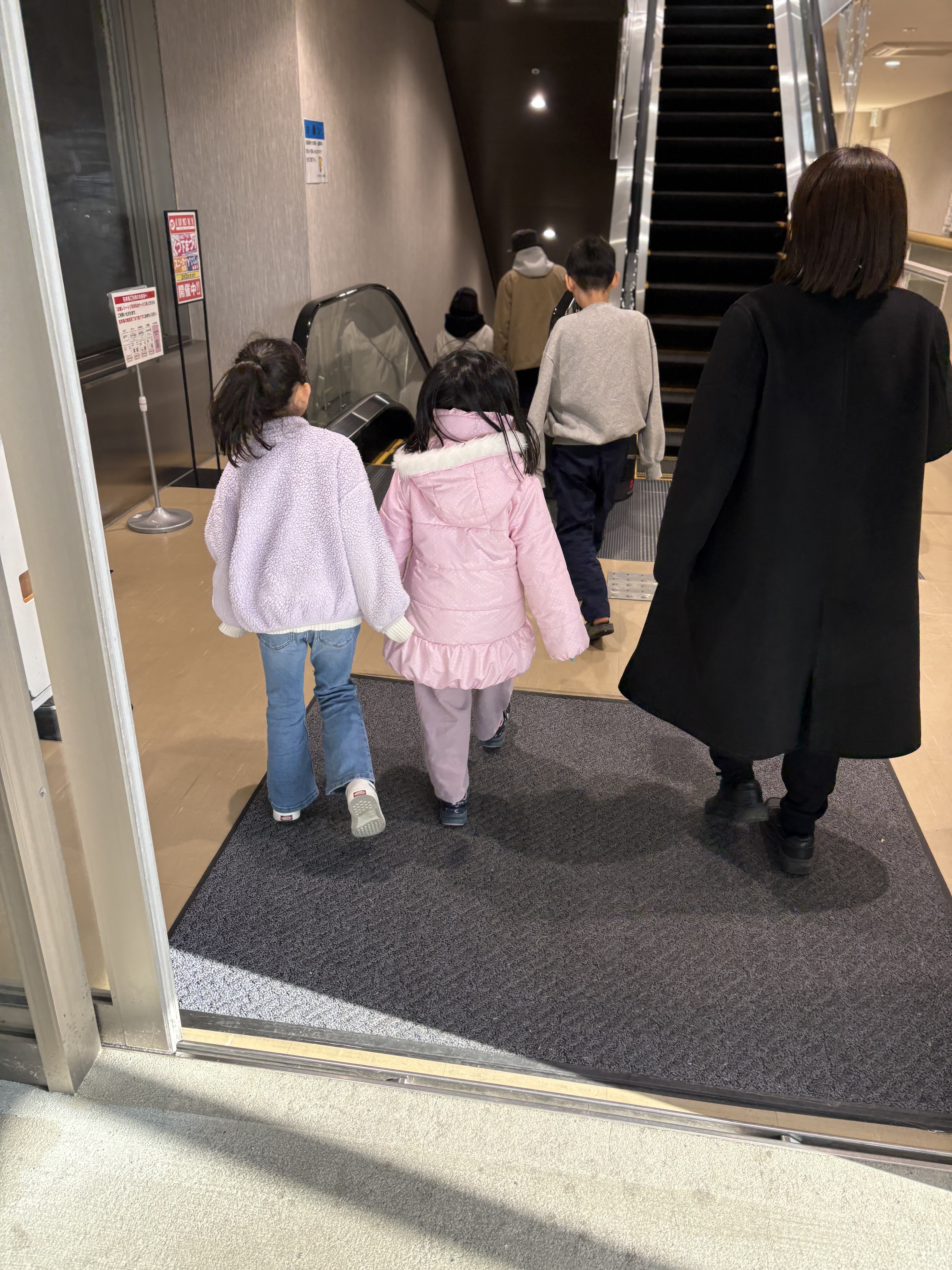 店に到着。来たことあるのに、なぜか貴重する胸の高鳴りを感じながら歩く様子。