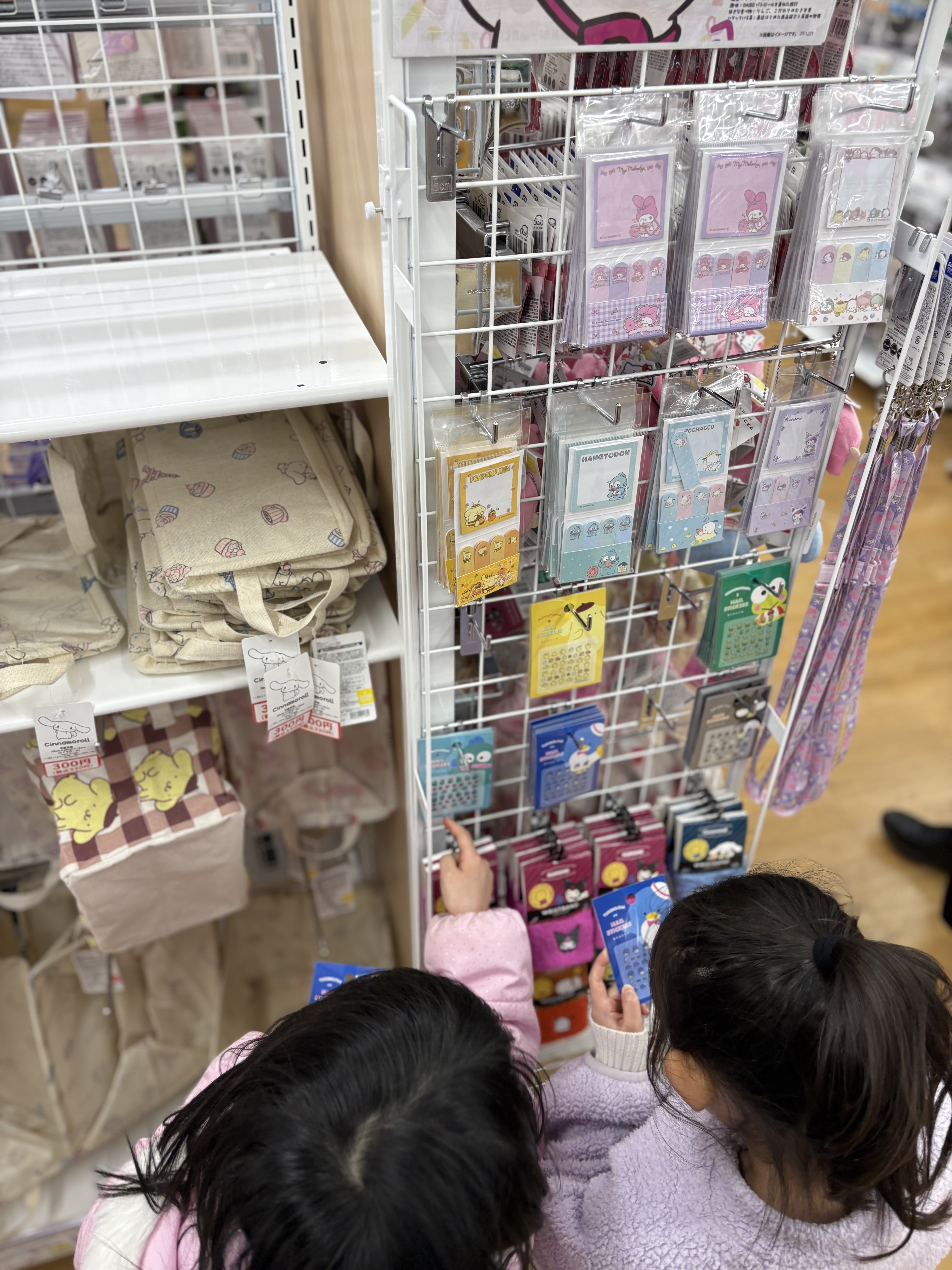 「ハッ！と思い出した顔。」

「あ、シールだ！」と目的を思い出し、お互いに笑い合うコミカルな瞬間。