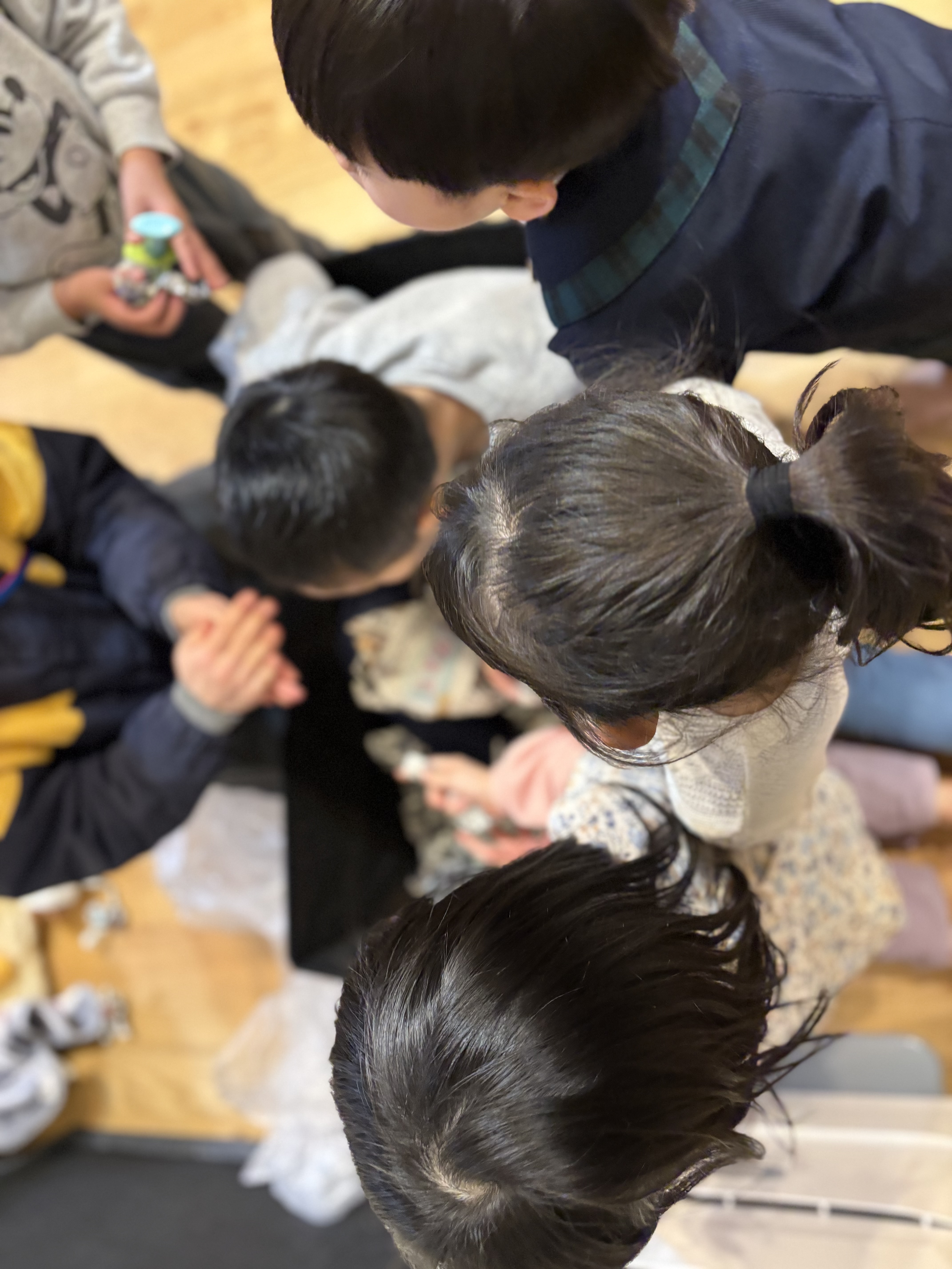 「嵐の前の、静かな闘志。」

いよいよ登場直前。スタッフとアイコンタクトを取り、気合を入れる「主役」の背中。