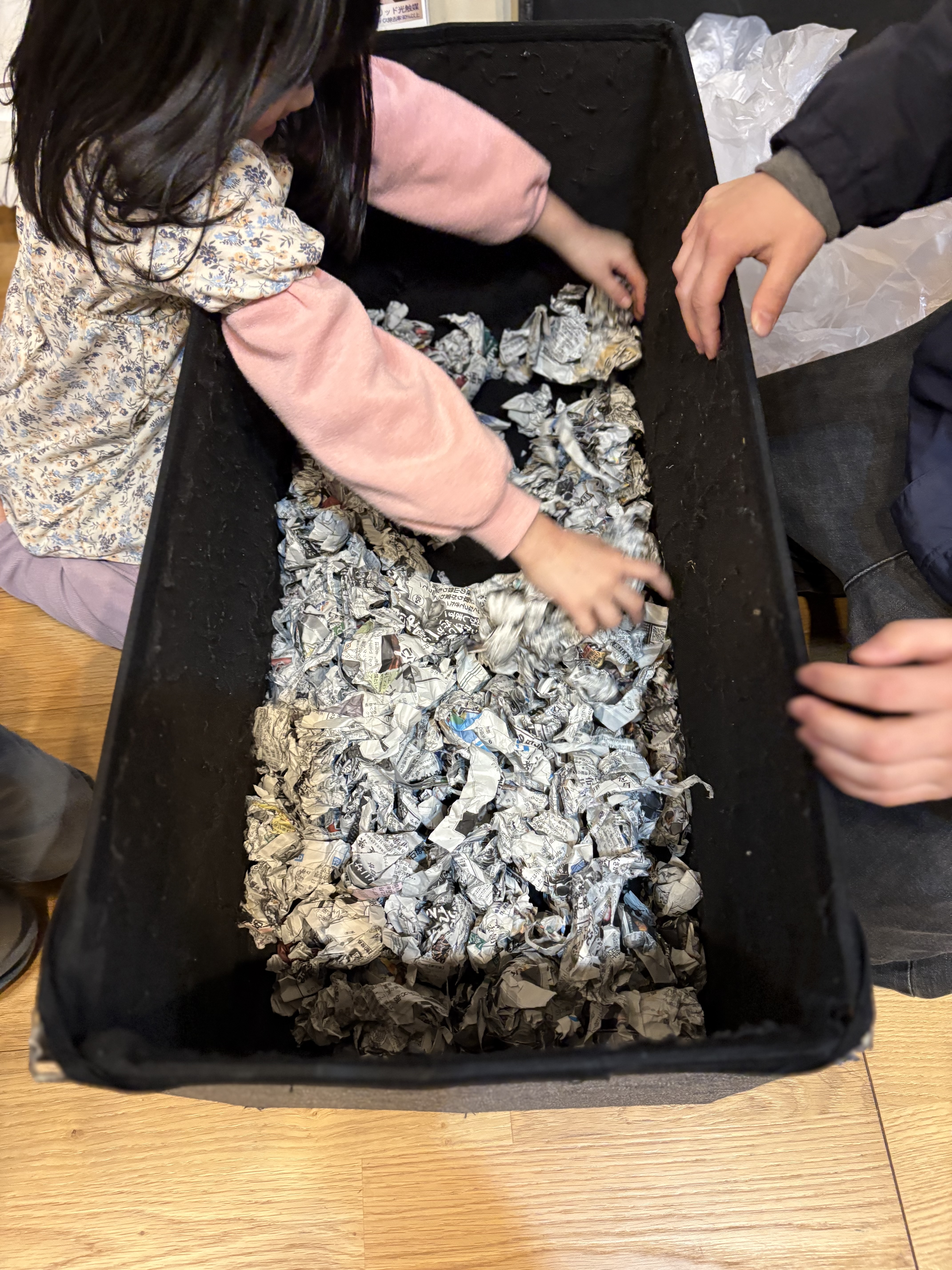 秘密の柔らかボール。」
当たっても痛くないよう、スタッフが一つひとつ心を込めて丸めた新聞紙ボールのアップ。