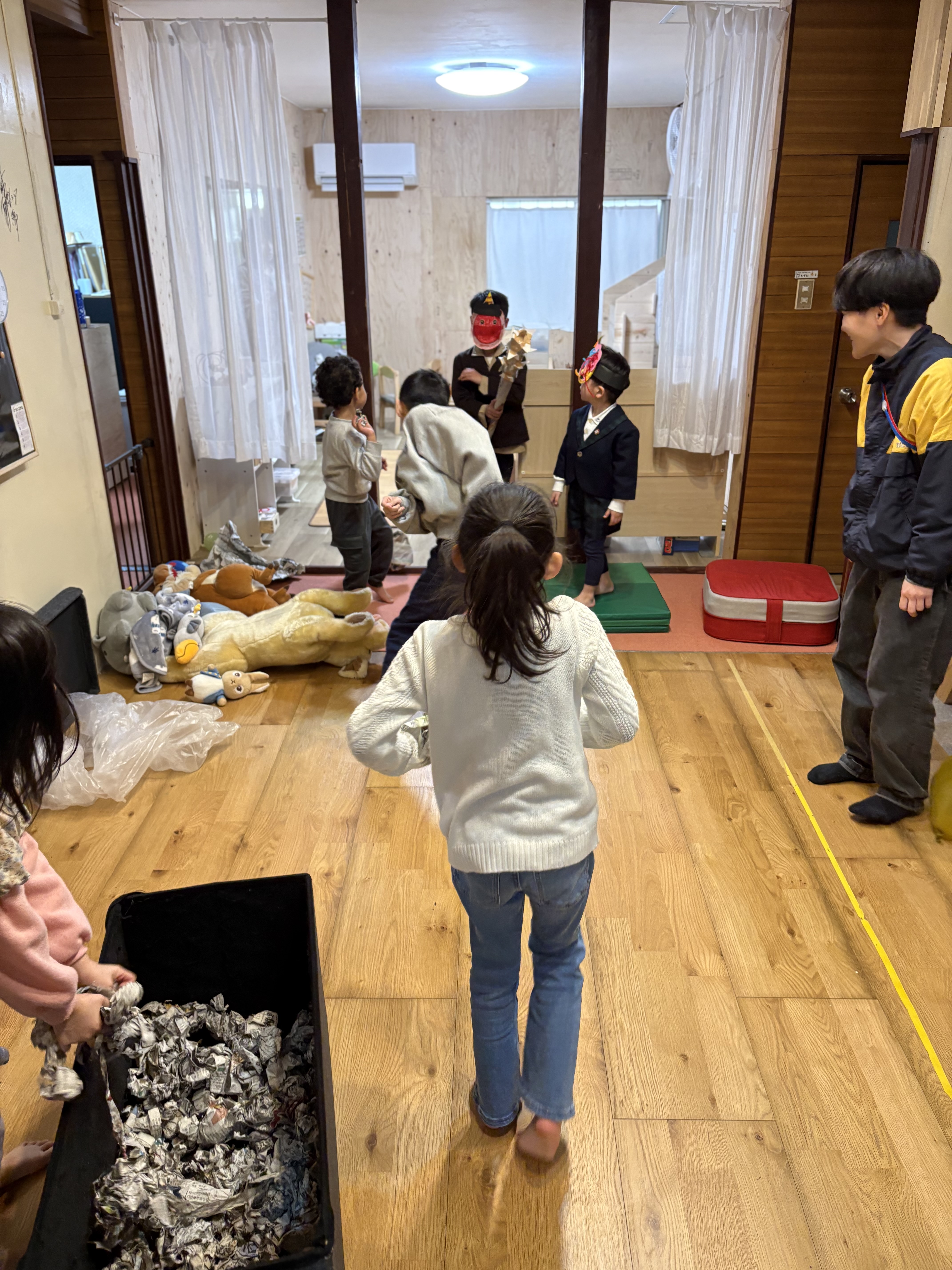 「新聞紙豆の、猛攻！」
子どもたちが投げた新聞紙ボールが、鬼に向かって一斉に飛び交う、躍動感あふれるカット。