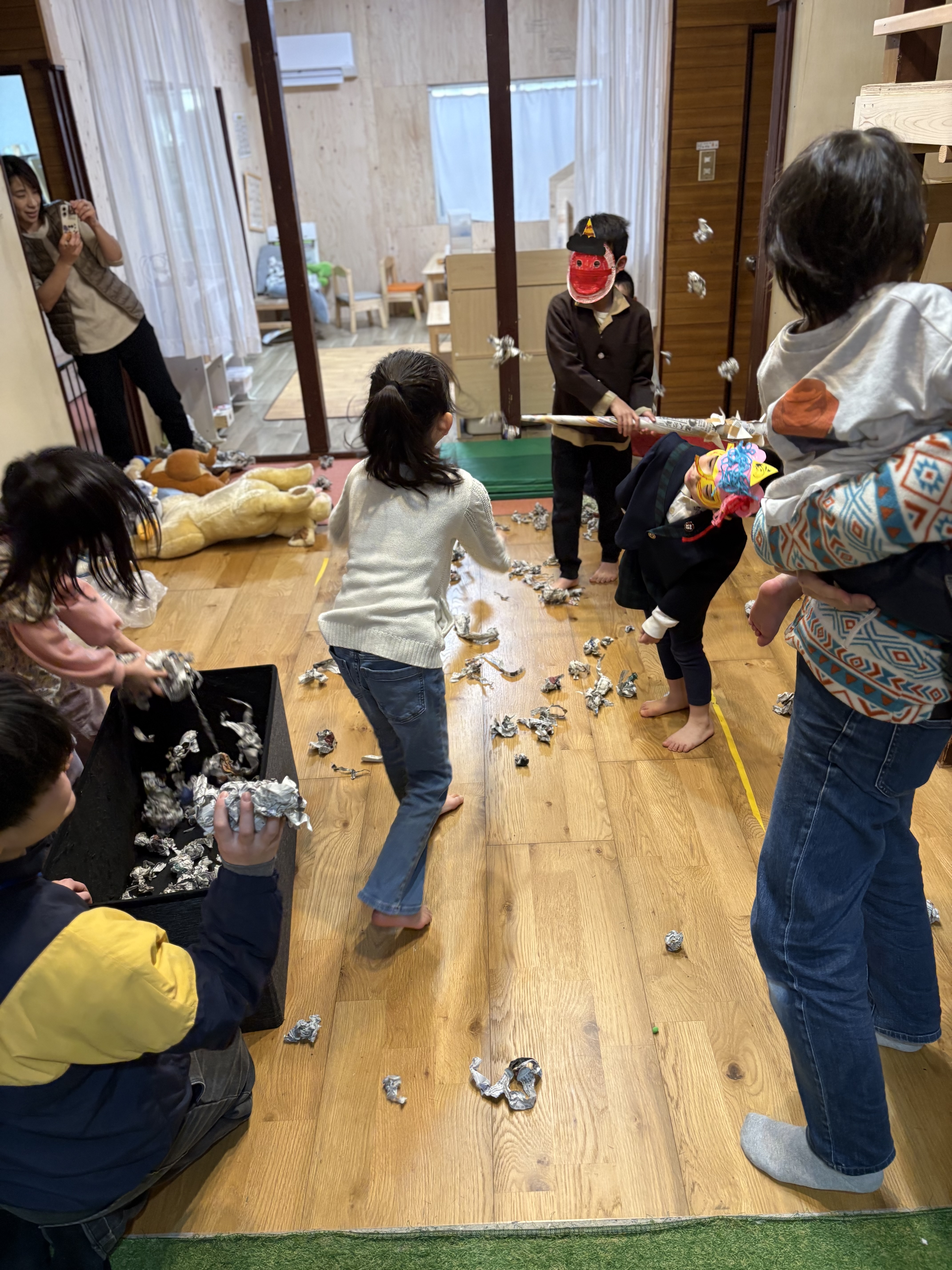 「絶妙な『うわっ！』の瞬間。」
ボールが当たり、大げさに、でも楽しそうにのけぞる鬼。相手に「効いてるぞ！」と伝える最高のリアクション。