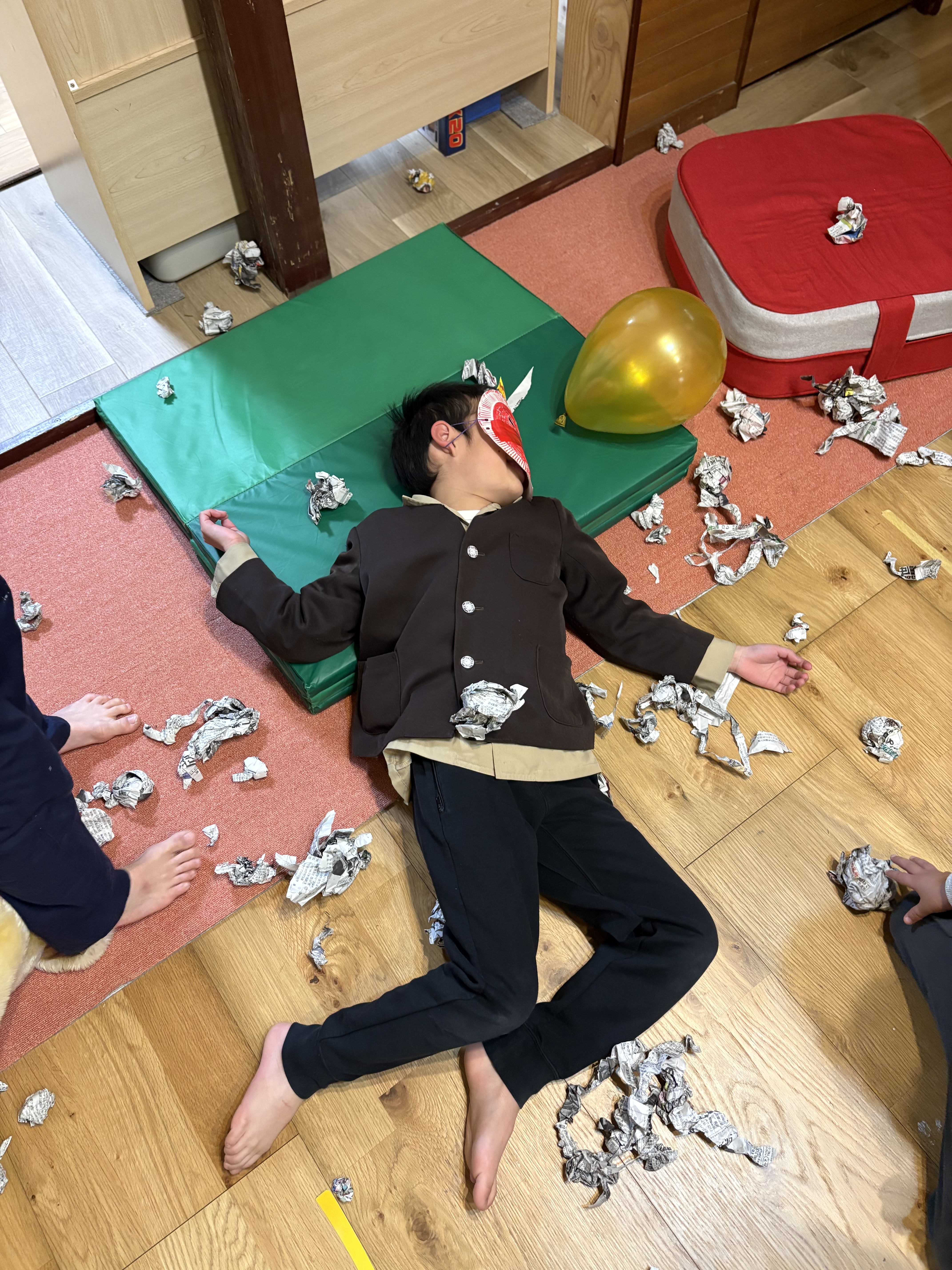 「美しすぎる、ノックダウン。」
最後はみんなのパワーに押され、ゆっくりと、ドラマチックに倒れ込む「やられ役」の完遂シーン。