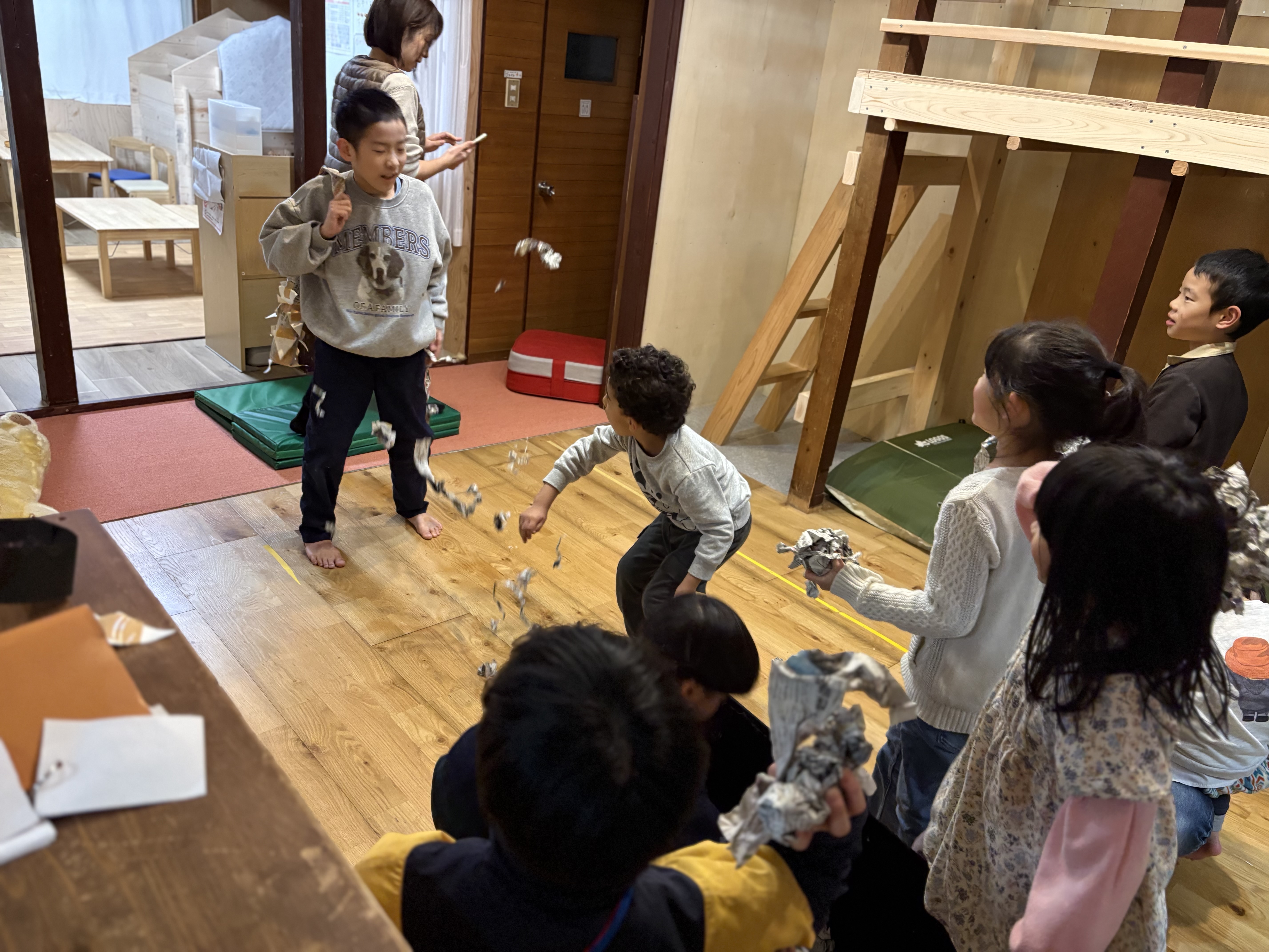 「鬼を応援する、不思議な豆まき。」
豆を投げながらも、「がんばれー！」と鬼役を応援し始める、会場が一体となった不思議な一体感。