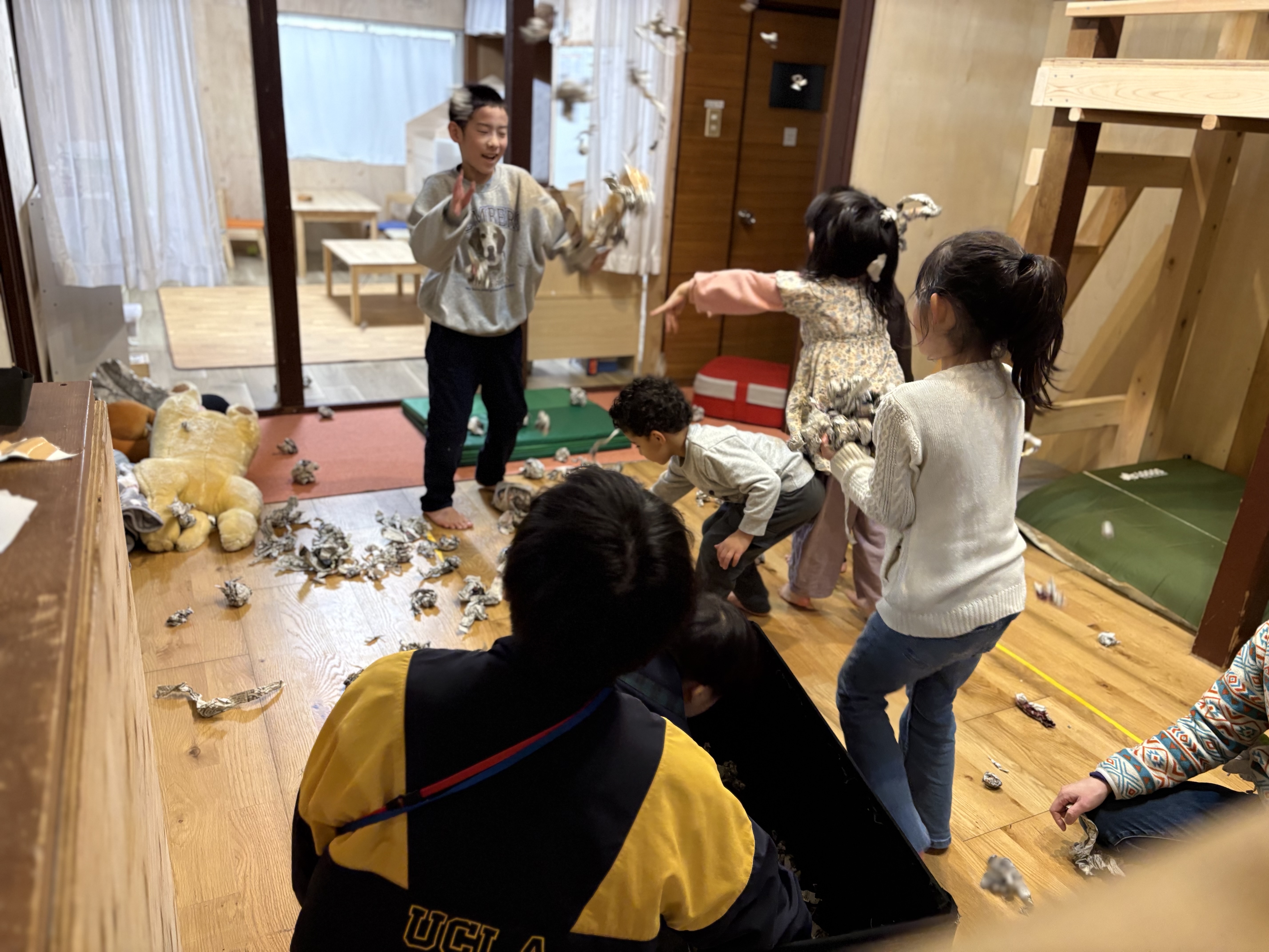 「僕も鬼になりたい！の挙手。」
倒れる姿のかっこよさに憧れ、次々と「僕もやりたい！」と手が挙がる、予想外の展開。