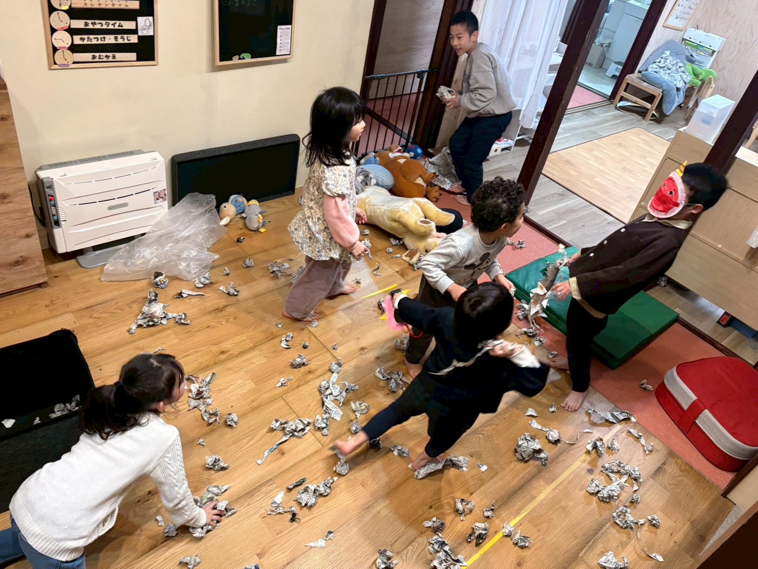 全員が激しいボールを投げて鬼を退治する場面。