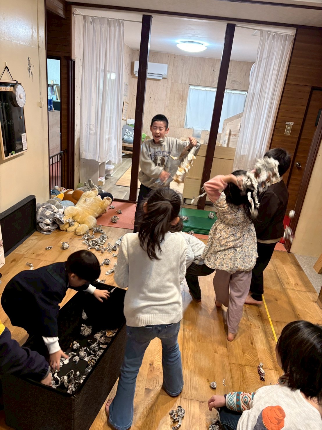 鬼を変わった男の子も、みんなの攻撃に倒れていくシーン。