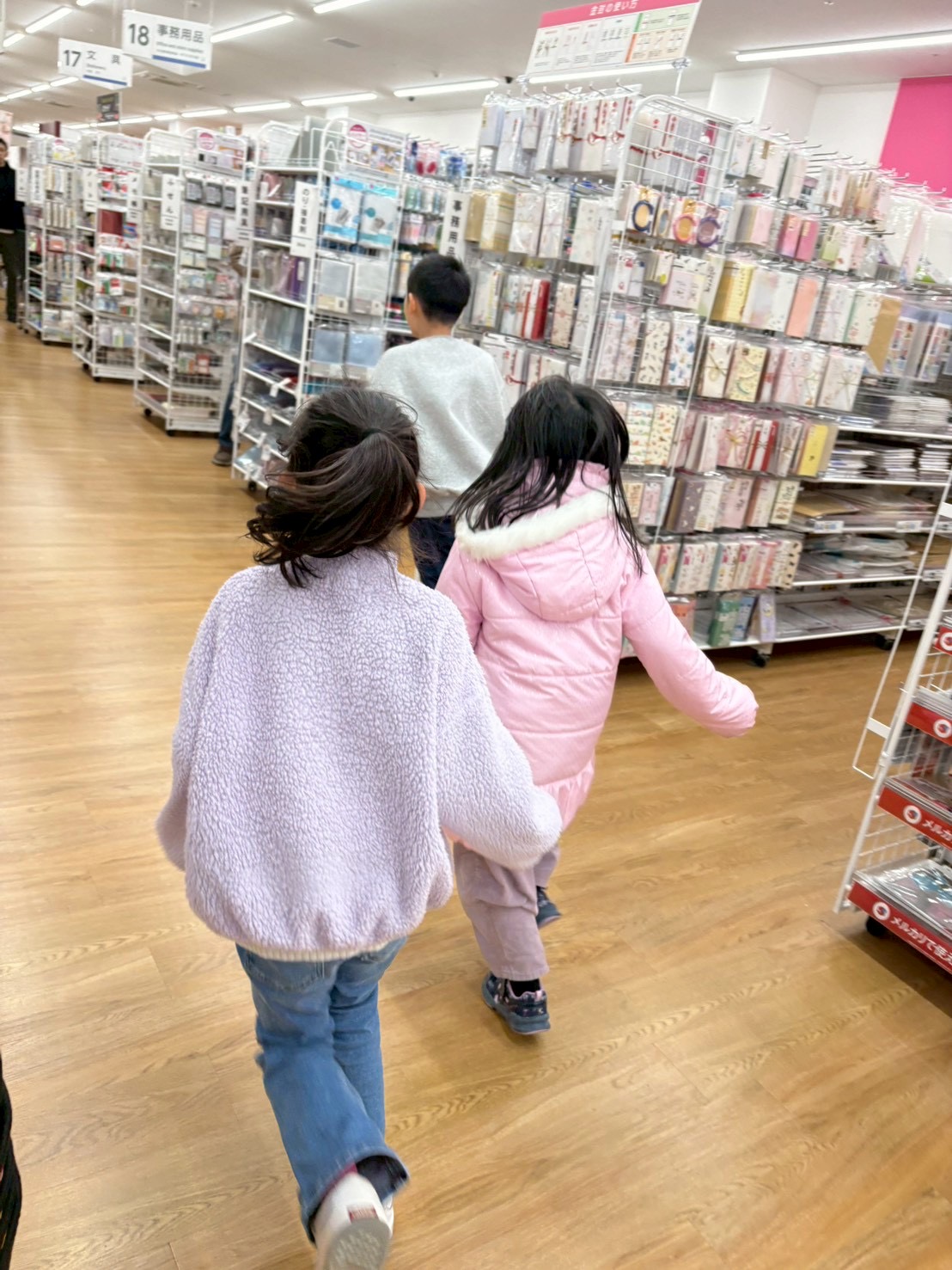 「これ見て！凄くない！？」

お気に入りのシールを指差し、お友達に「共感」を求める弾ける笑顔。