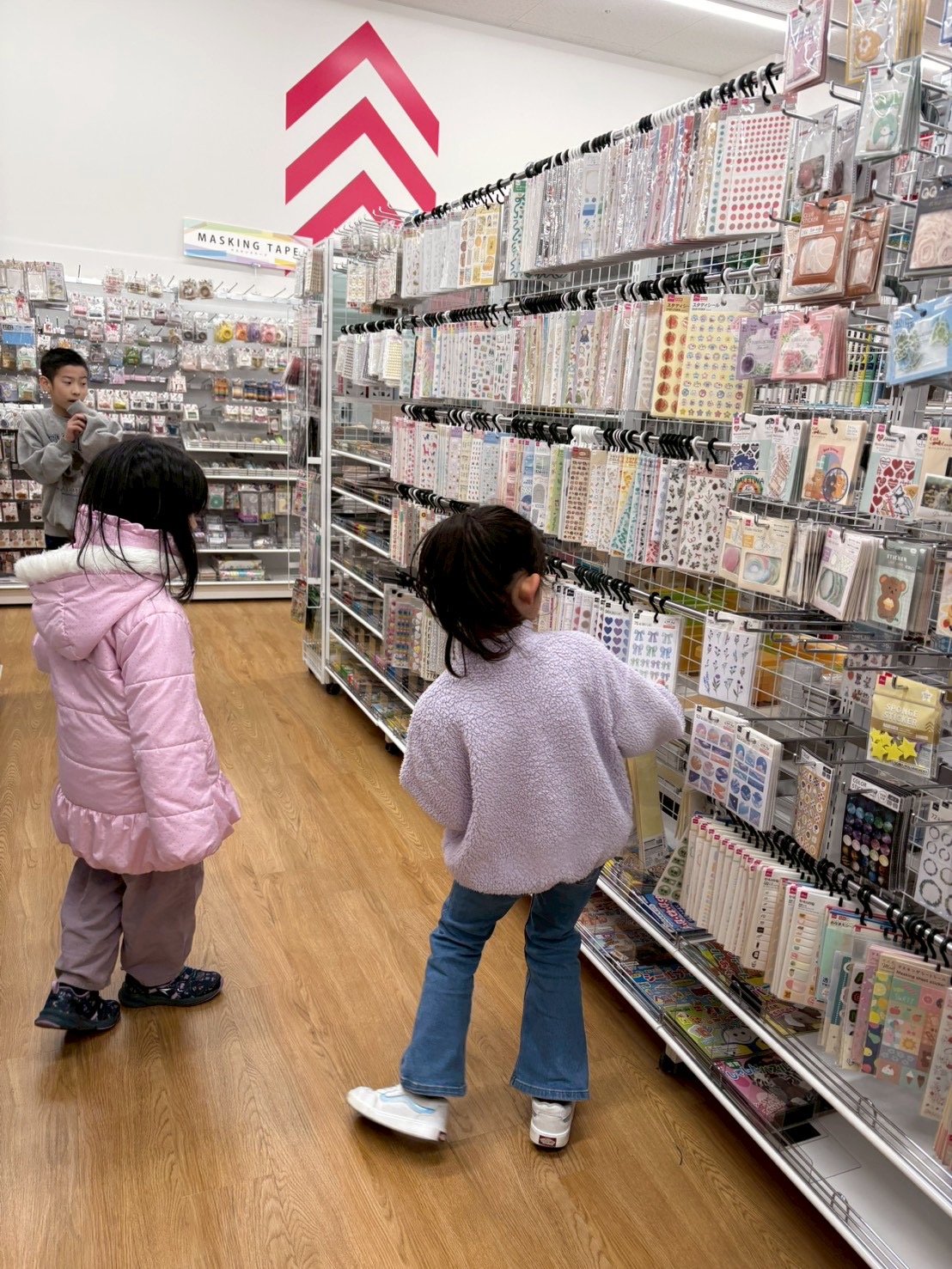 「新しいお友達と、感動の共有。」

二人でシールを覗き込み、「可愛いね」と感情を響かせ合う温かい1枚。