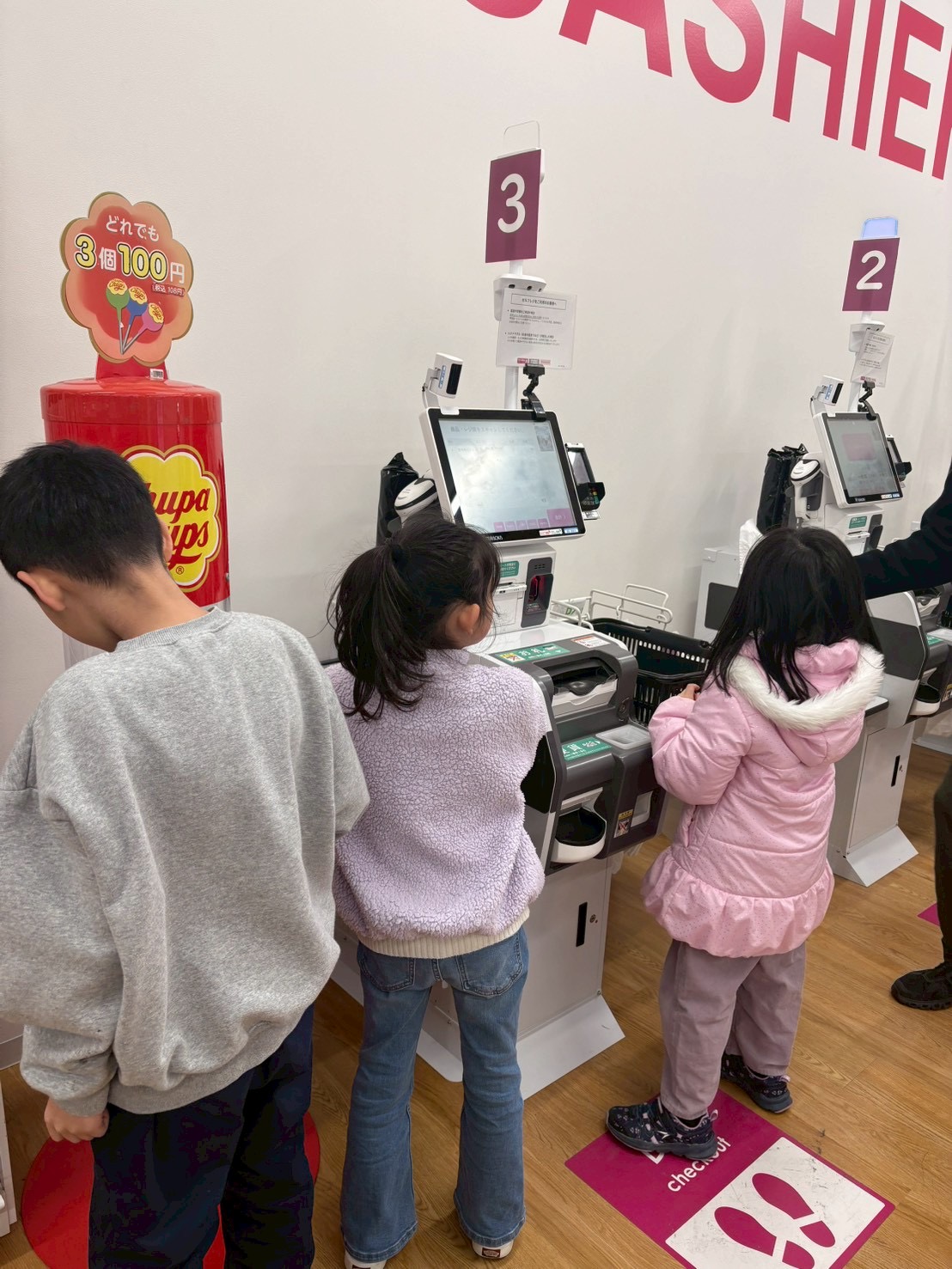 バーコードを探せ！」
シールを裏返し、バーコードの場所を真剣に探す指先の微細運動。