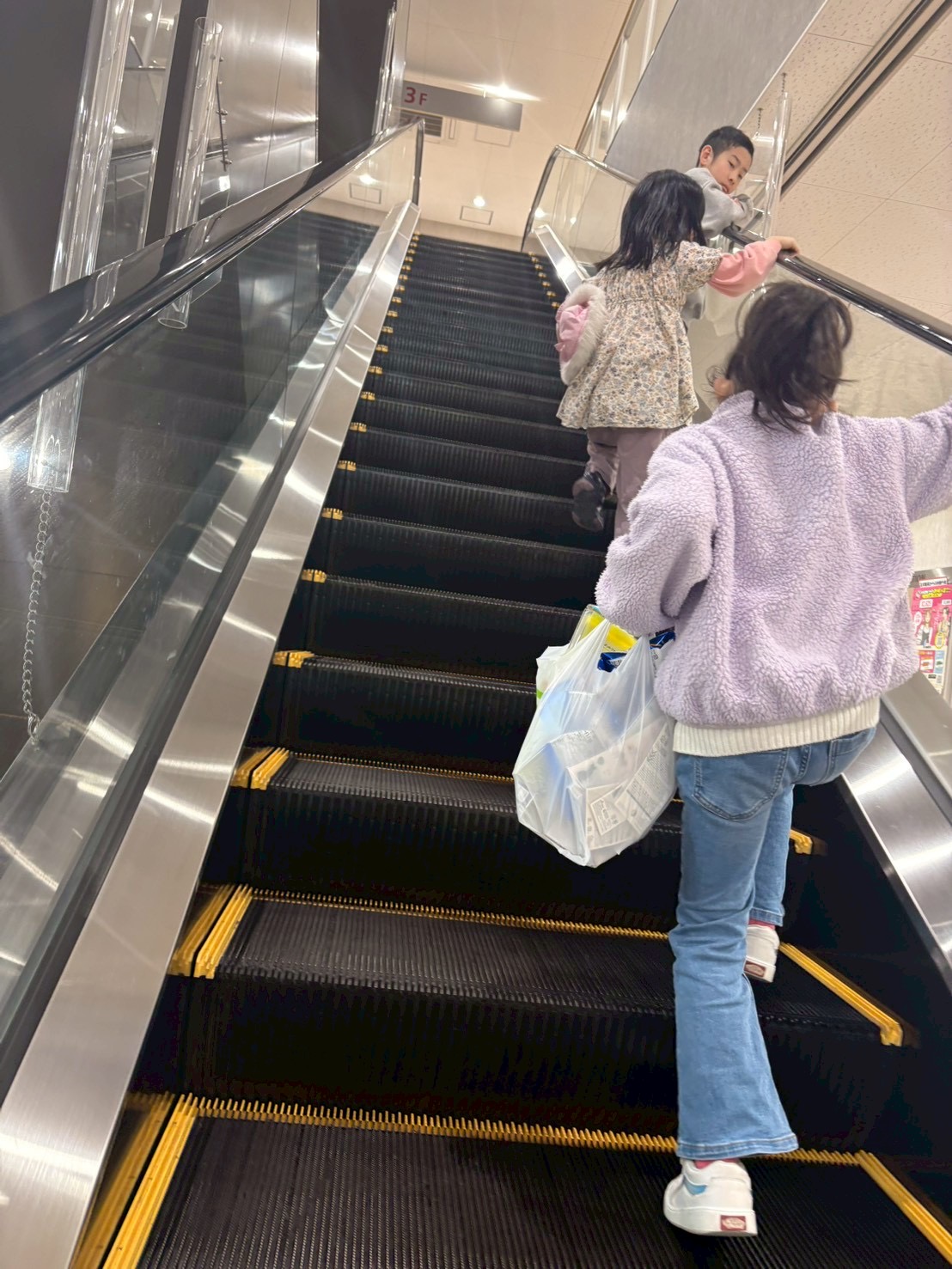 レジ袋へ、自分の荷物を。」
購入したシールを丁寧に袋に入れ、自分の持ち物を管理する責任感。