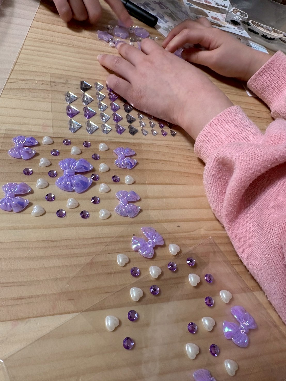 早速、購入したシールを開けて、喜ぶ様子。