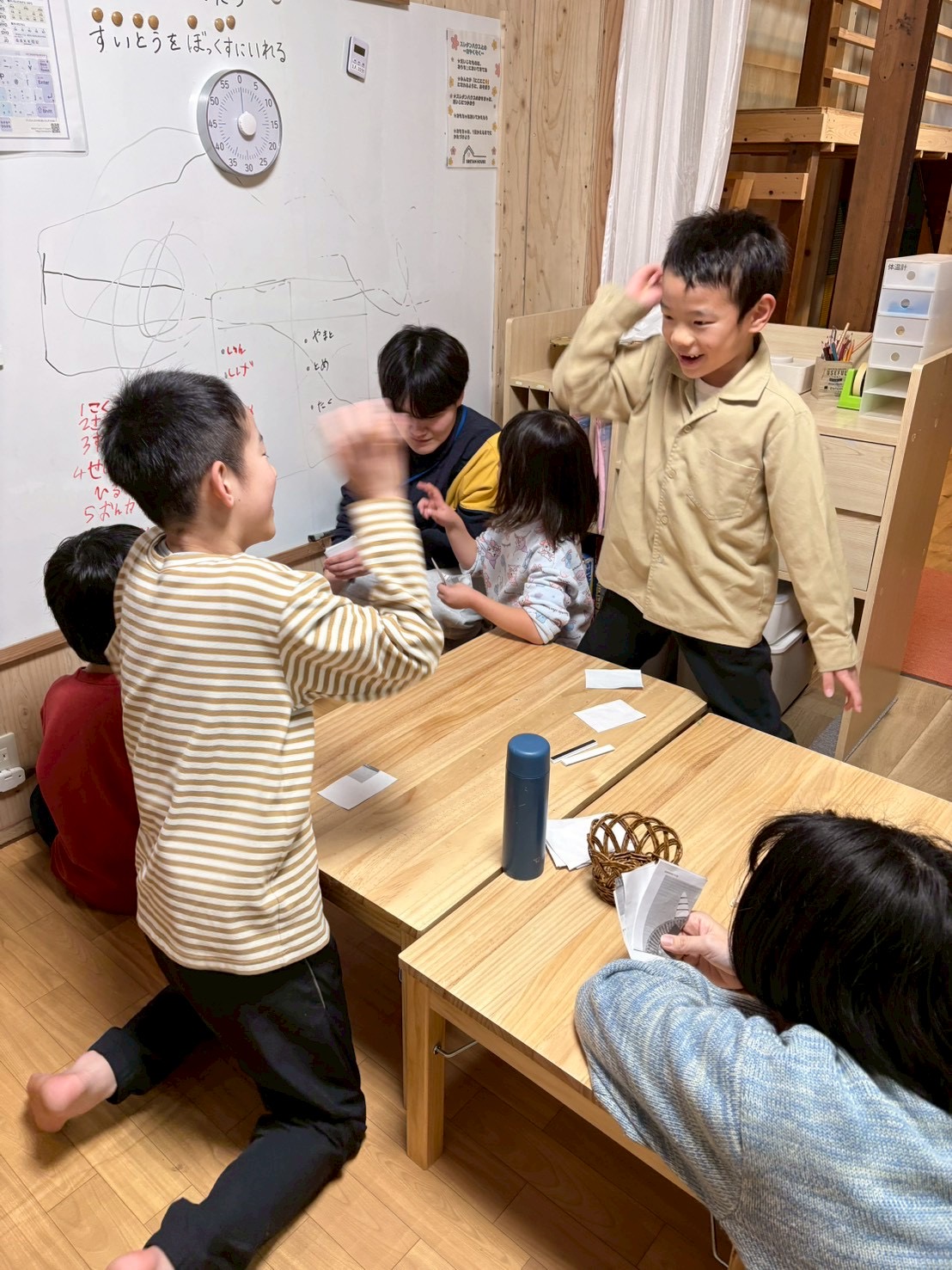 「カードが動く、一喜一憂。」

勝った子がカードを引き寄せ、負けた子がそっと差し出す。ルールの受容と社会性の学びが詰まった手元のアップ。