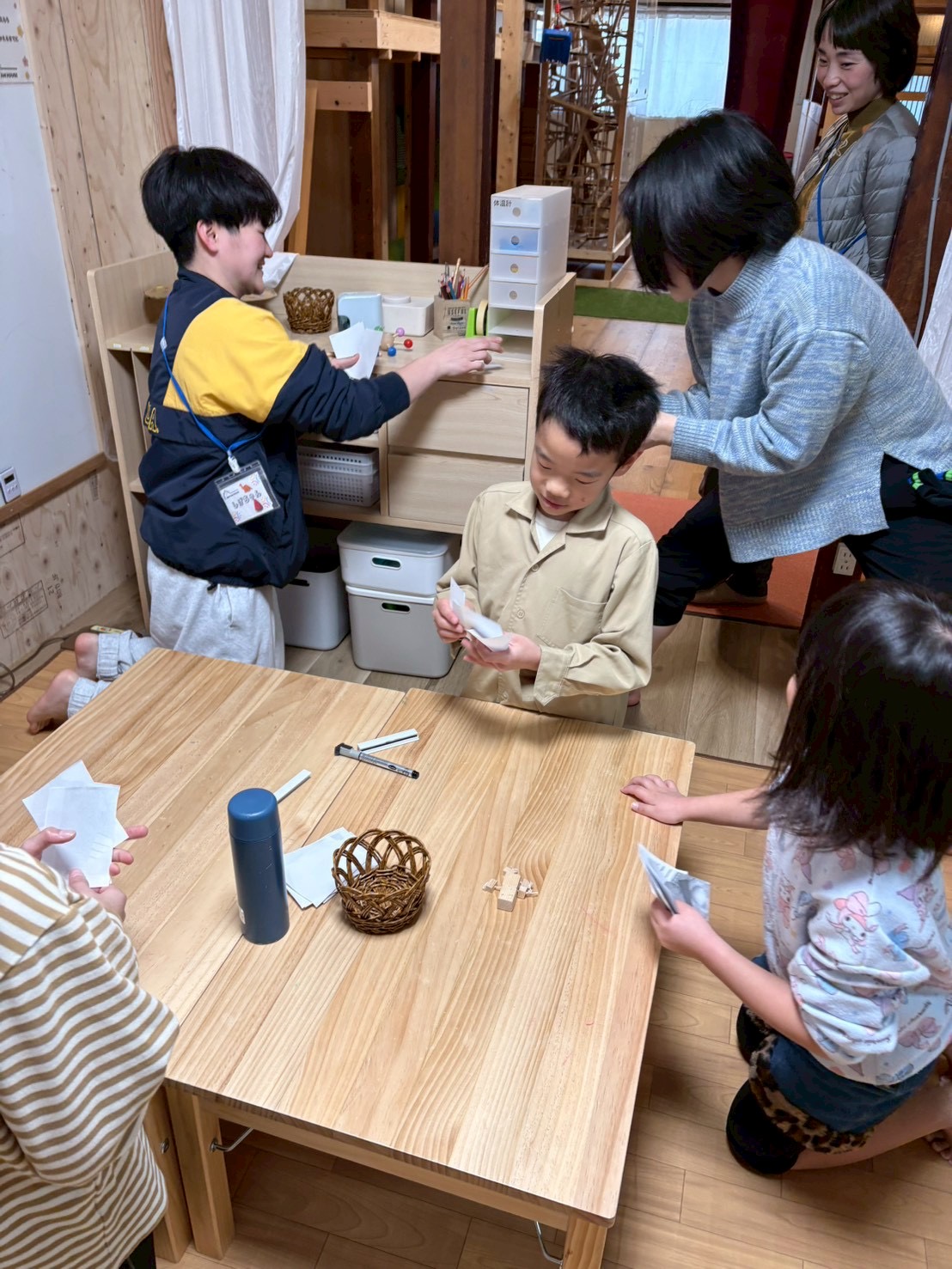 スタッフ同士も真剣勝負。それを横から子ども達も応援する様子。