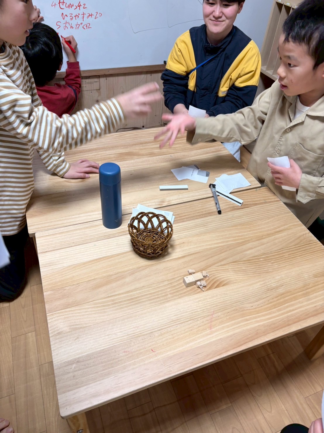 じゃんけんぽん！の衝撃。」

✊✌️✋がぶつかり合う決定的な瞬間。勝敗が決まった直後の、指先の躍動感。