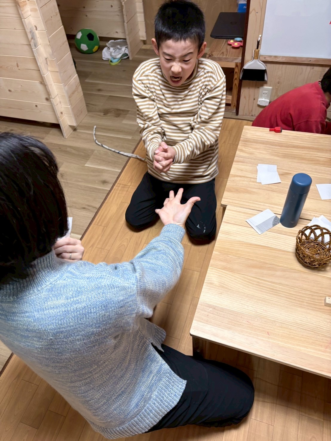 「次なる挑戦者、現る。」

終わった後、自然と次の子に「一緒にやろう」と声をかける。子どもたちが自ら「社会の輪」を広げていくラストショット。