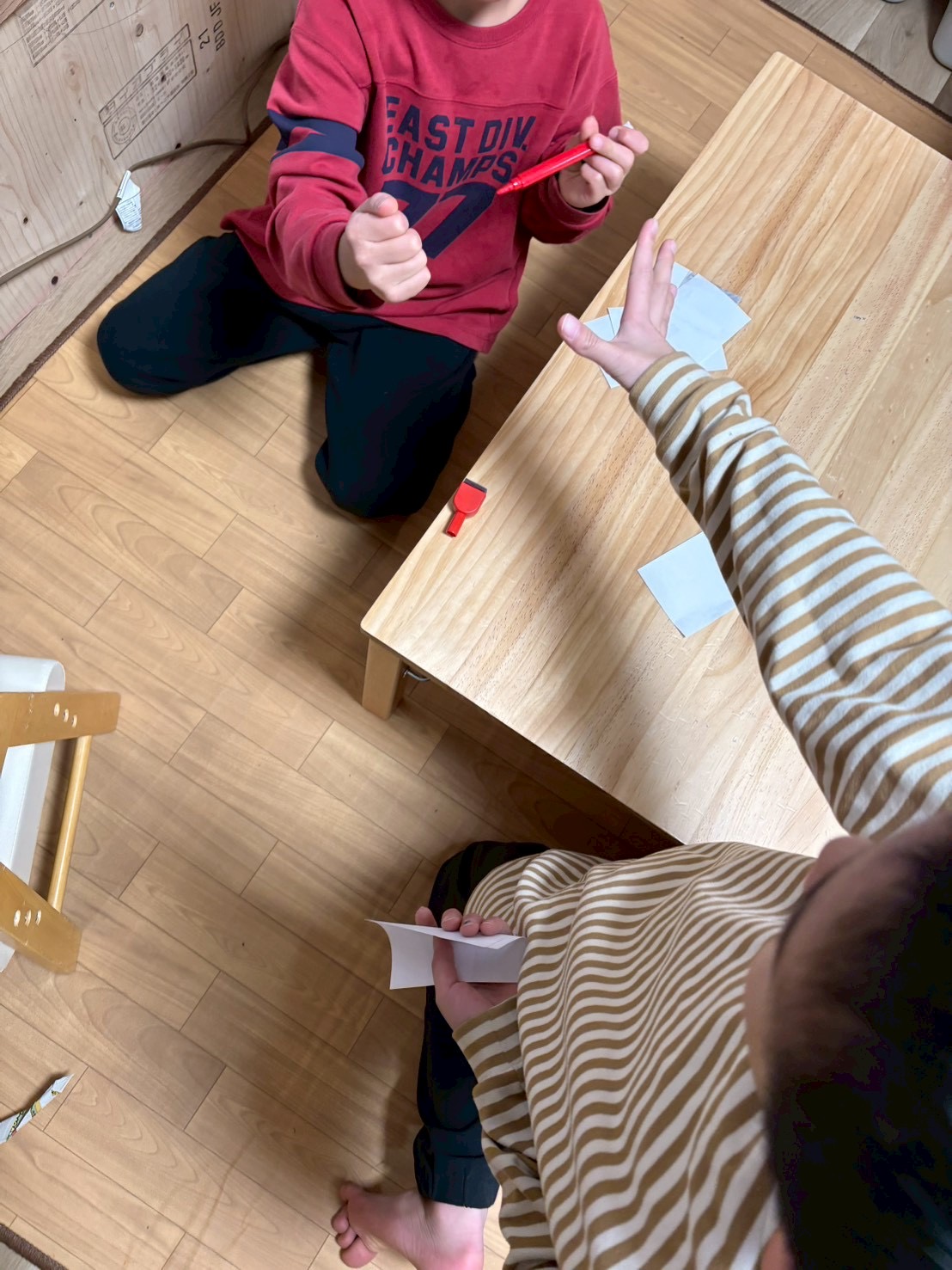 「最初はグー！の構え。」

振り上げられた手。視線は相手の目や手元に集中。静寂を切り裂くバトルの幕開け。