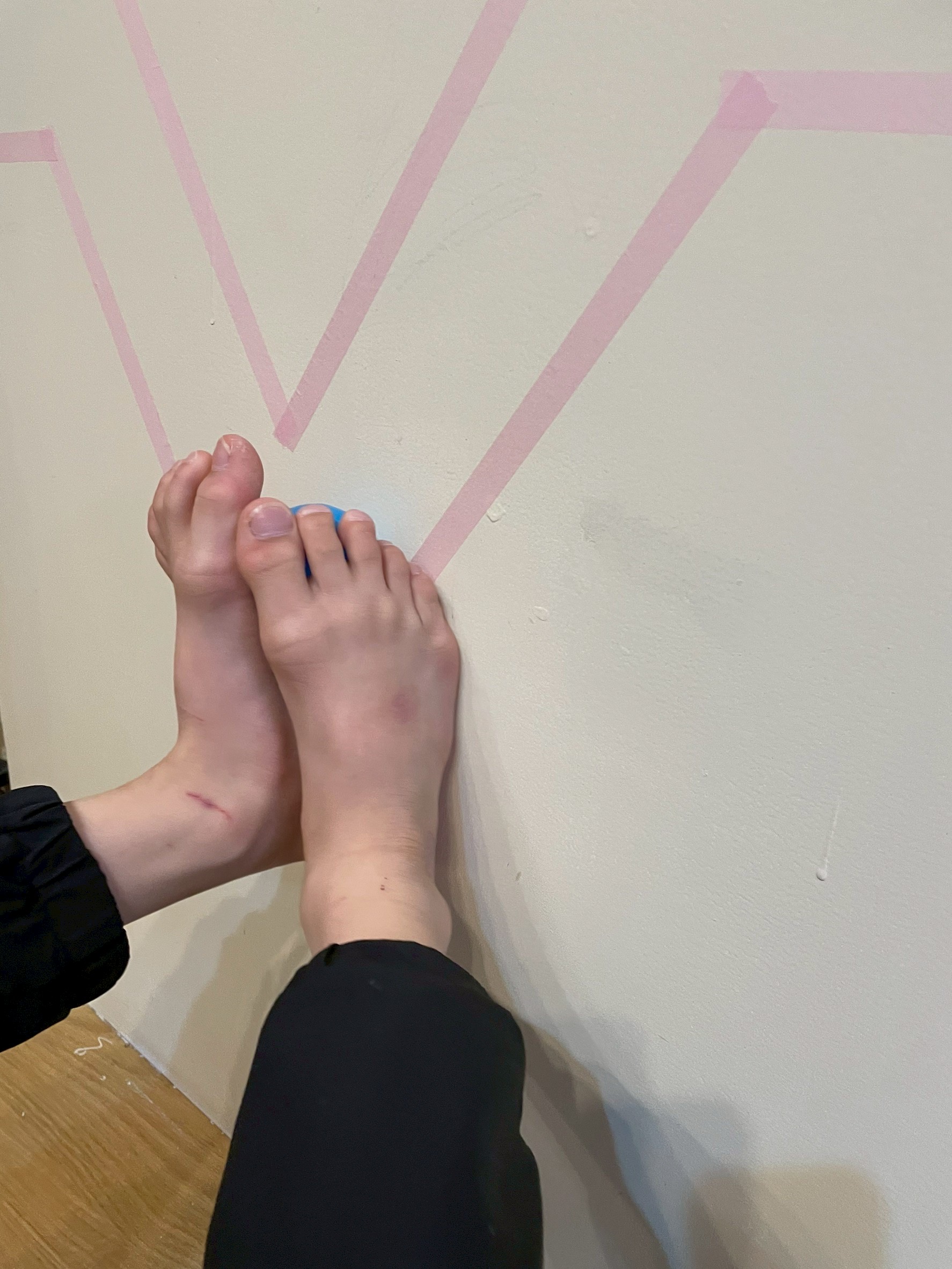 「脳の再起動！ボール・チェンジ。」

サッカーボールから小さなテニスボールへ。素材とサイズが変わった瞬間の、「おっ？」と目を見開いて対応しようとする子どもたちの表情。