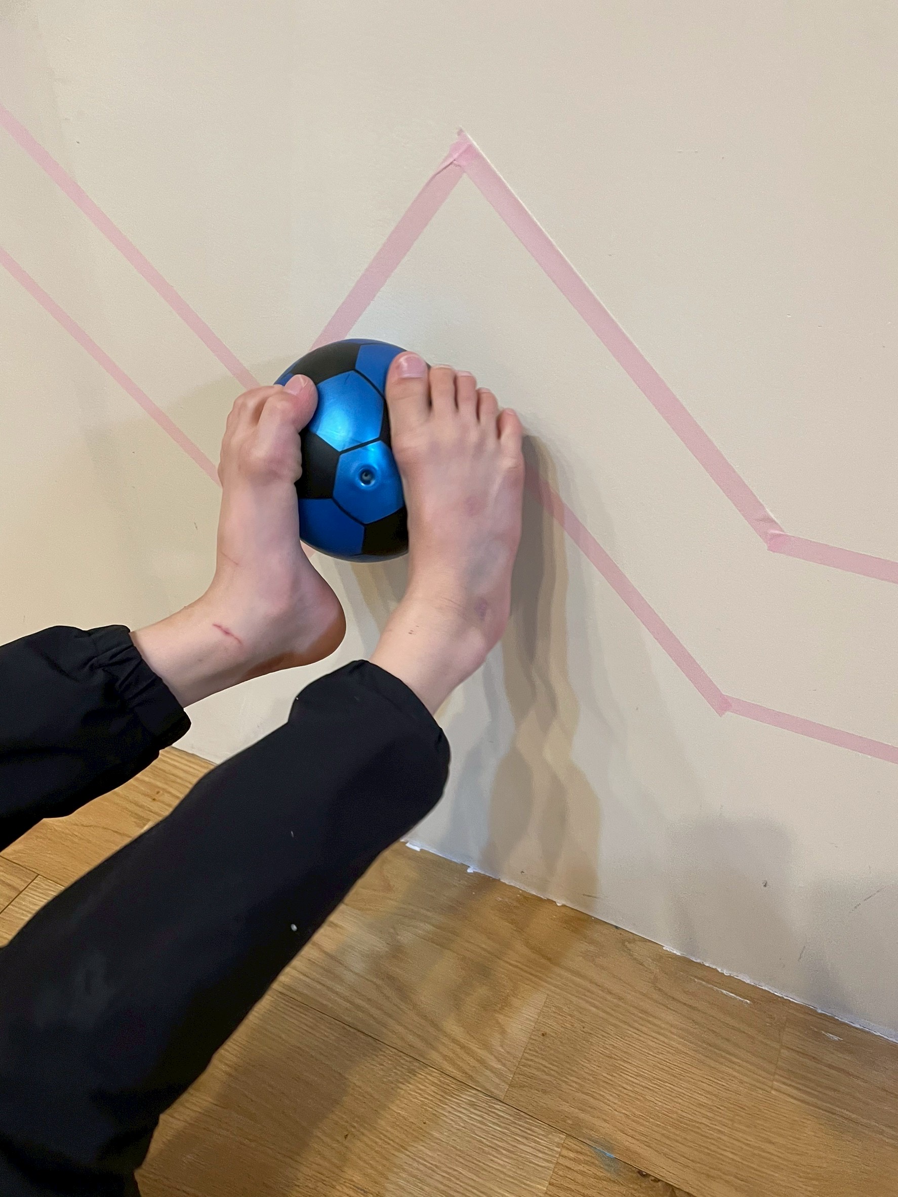 「0.1gの力加減を探る足裏。」

テープからはみ出さないよう、ボールを壁に「そっ」と、でも「確実」に押し当てている足元のクローズアップ。