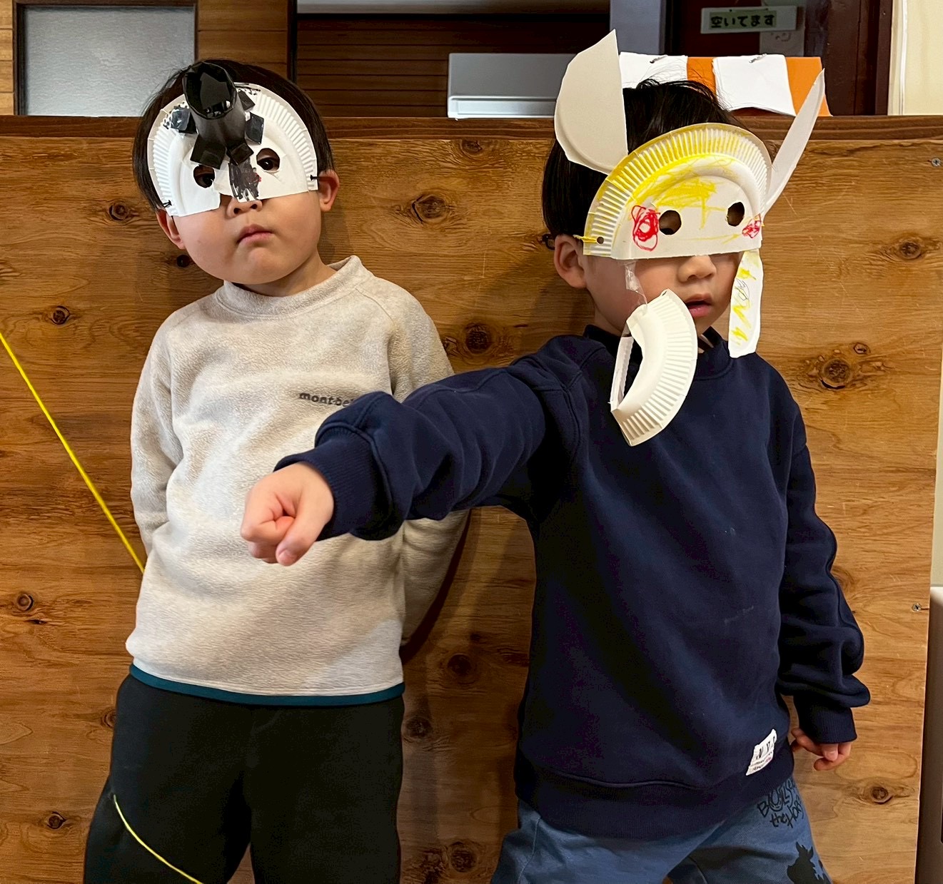 必殺技を出す瞬間のポーズ！！最初は恥ずかしそうに様子を見せる男の子。