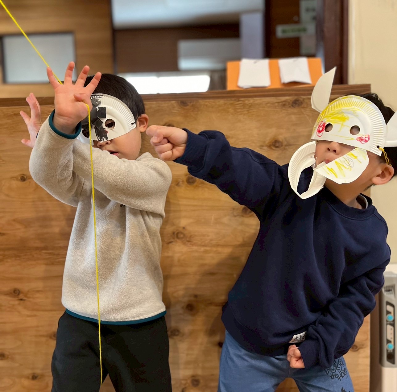 「大地を踏みしめるヒーロー。」

足を大きく開き、腰を落とした力強い立ち姿。ボディーイメージが育っている証のダイナミックな構図。