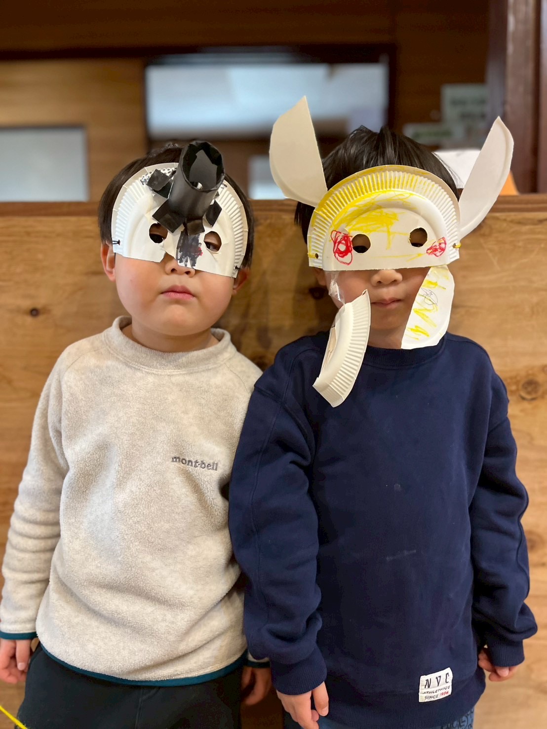 僕のヒーローの仮面だよ。かっこよくできて嬉しいと喜ぶ様子。