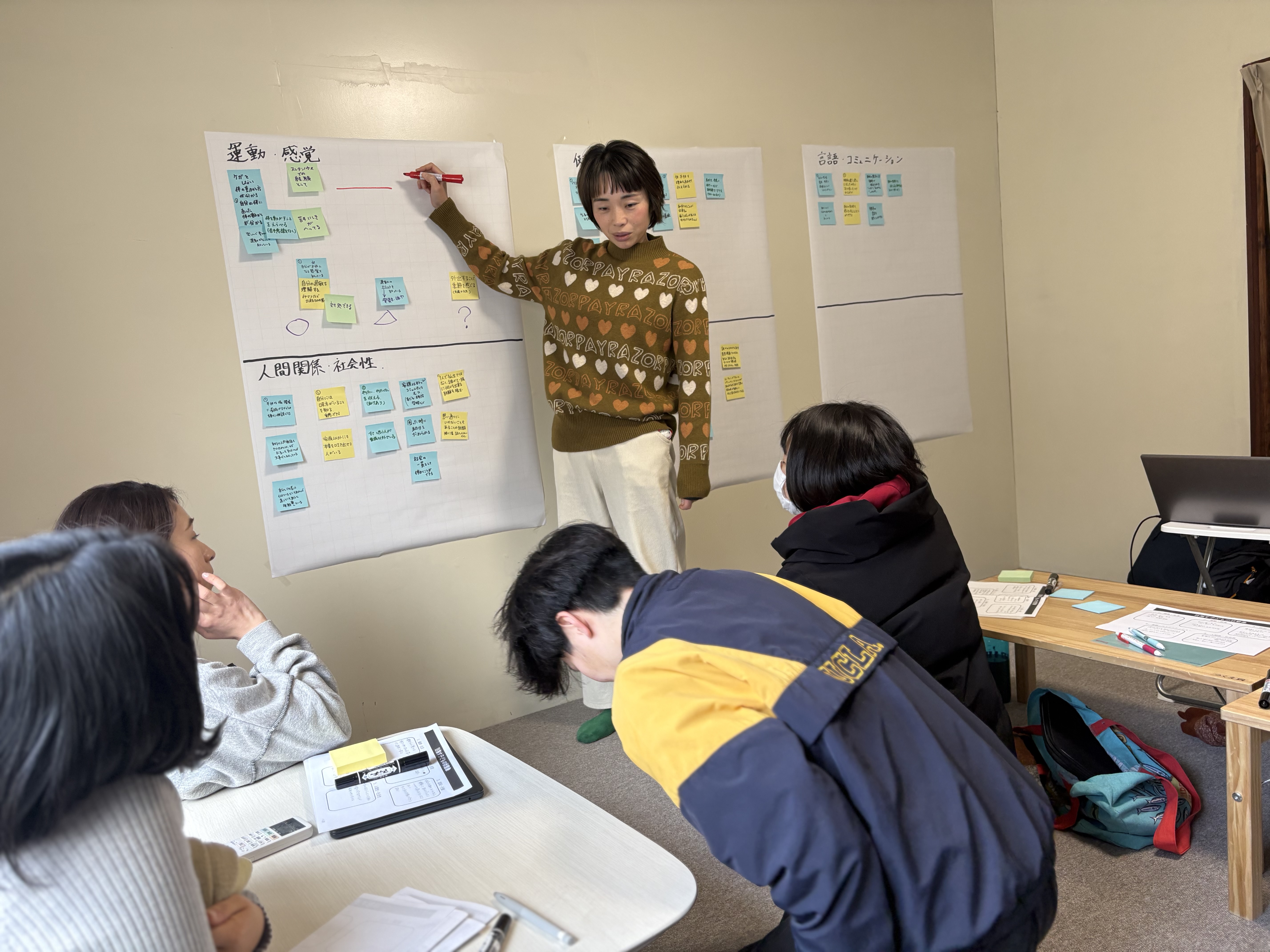 「視点の化学反応。」

キャリアや職種を超えて、対等に意見を出し合う瞬間。「そんな見方もあったのか！」と気づきが生まれる。