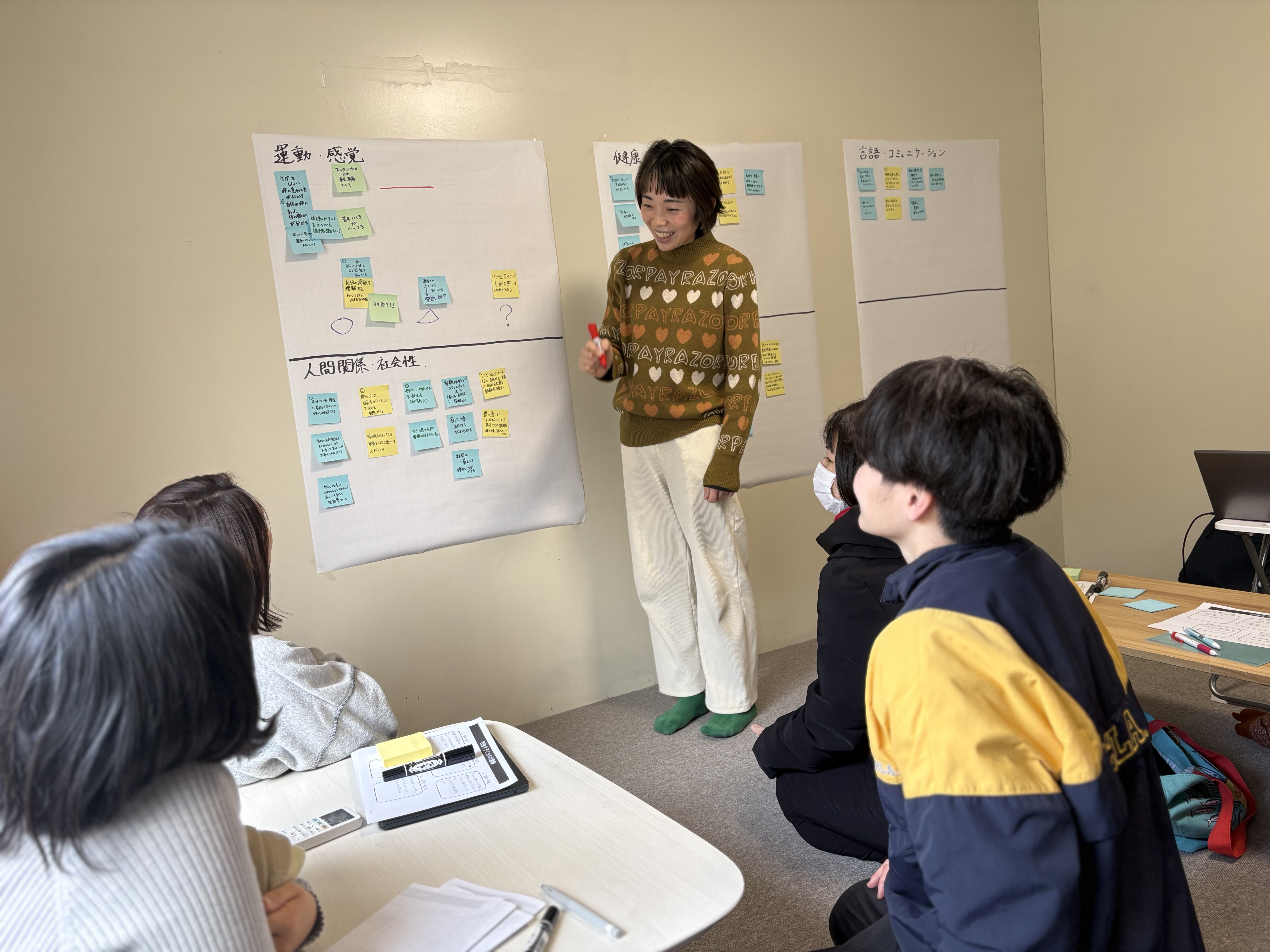 「チームの想いが、一つになる瞬間。」

整理された壁の前で、納得感のある表情で頷き合うスタッフ一同。共通言語が生まれた証。