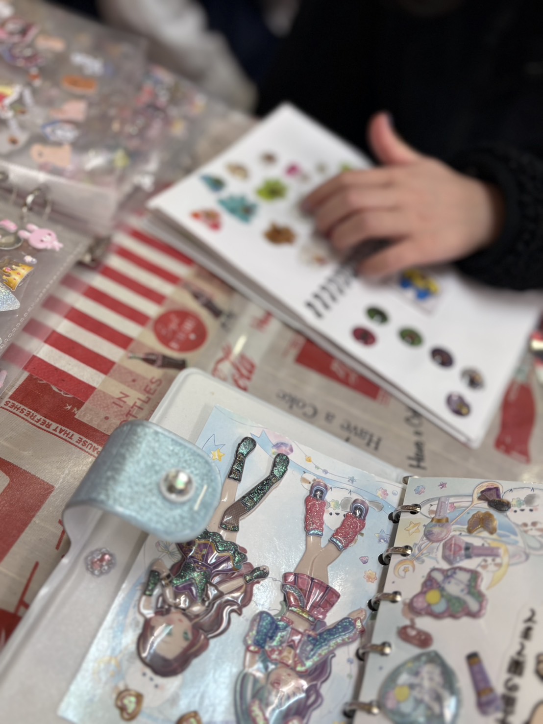 【お友達と】もらったシールを見せ合い、コレクションを楽しむ子どもたち。