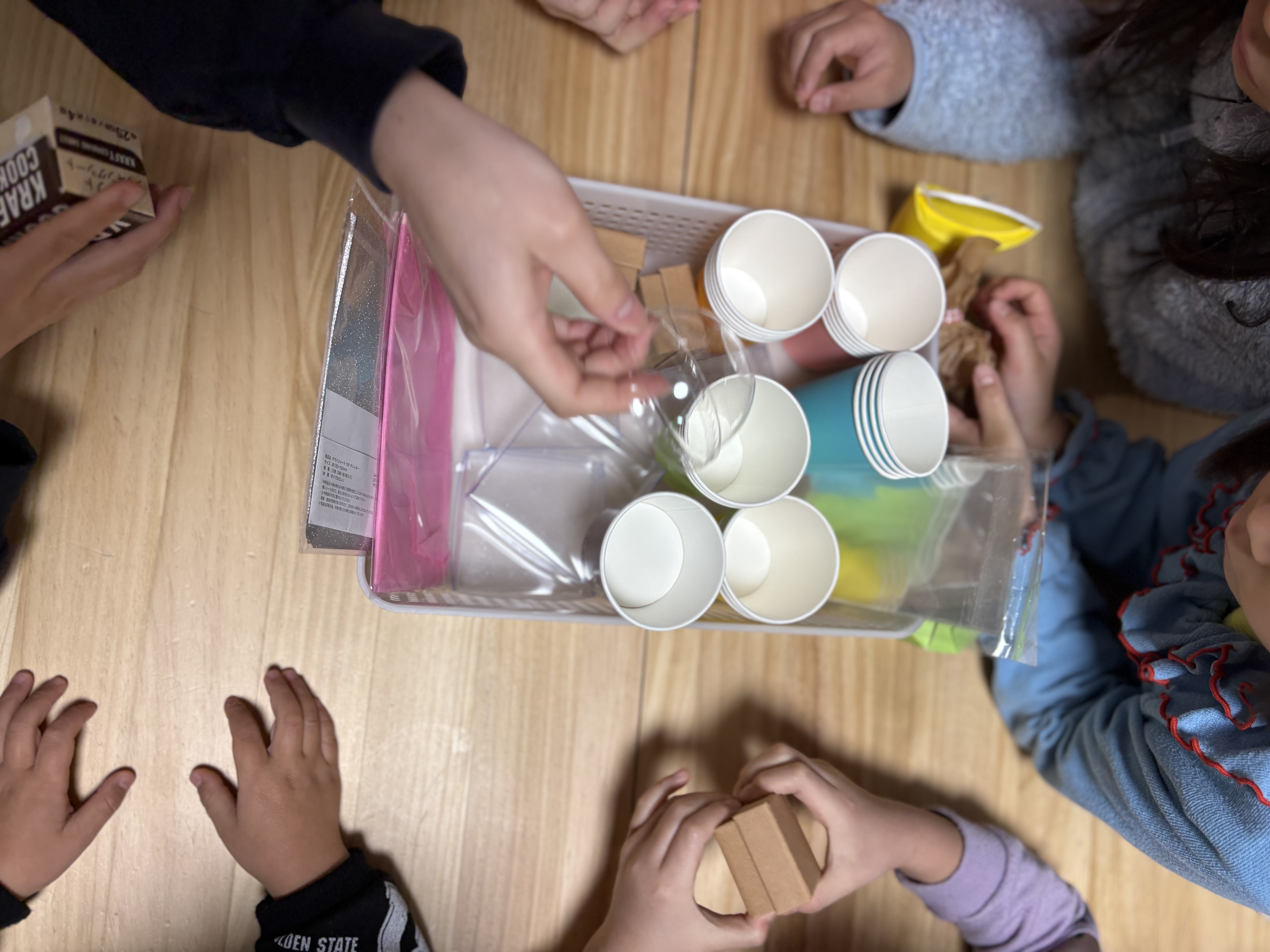 「お父さんは、何色がすきかな？」

トッピングのカラースプレーを見つめながら、贈る相手の好みを考える真剣な眼差し。